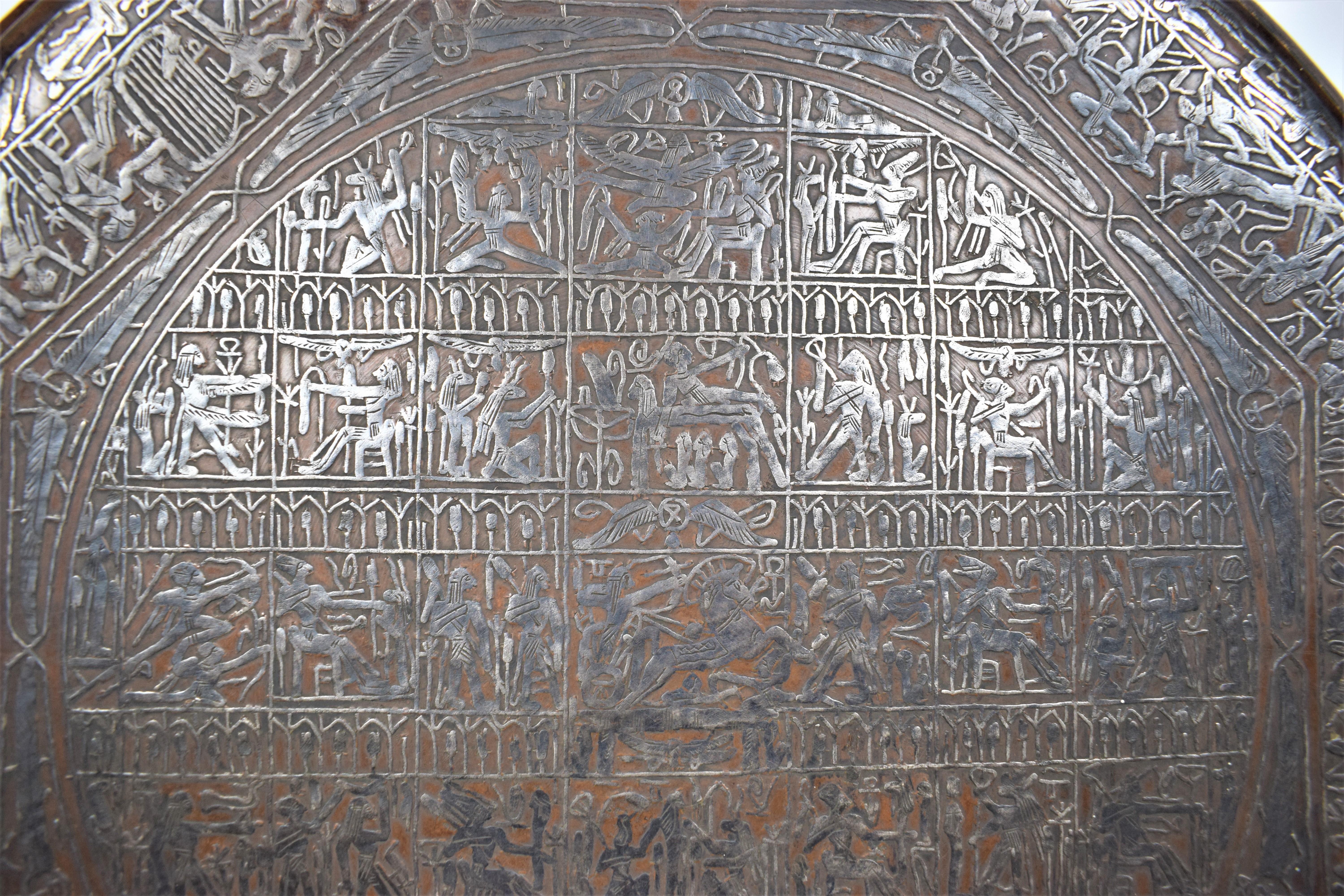 Incrusté Assiette égyptienne en cuivre avec hieroglyphiques incrustés d'argent, début du 19ème siècle en vente
