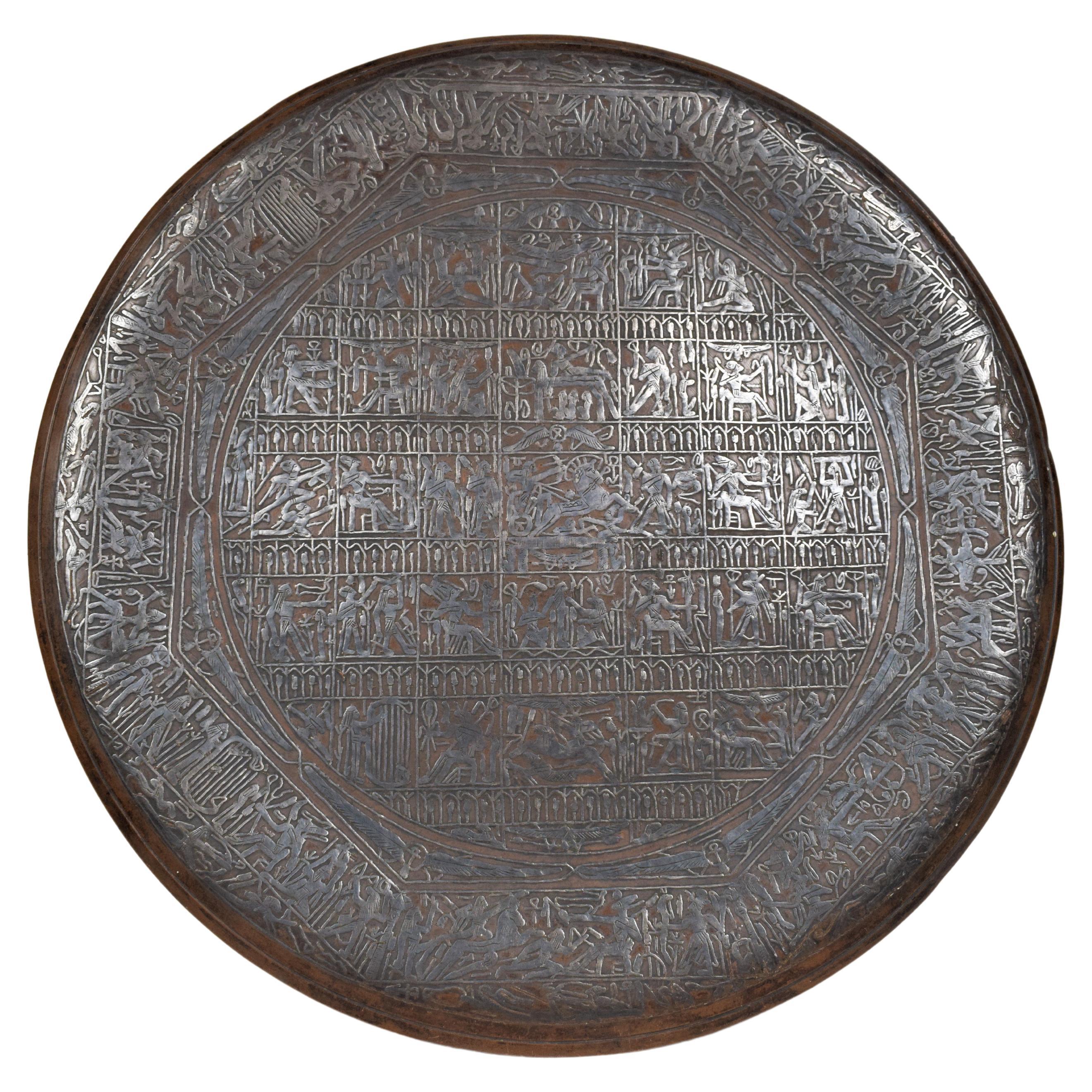 Assiette égyptienne en cuivre avec hieroglyphiques incrustés d'argent, début du 19ème siècle en vente