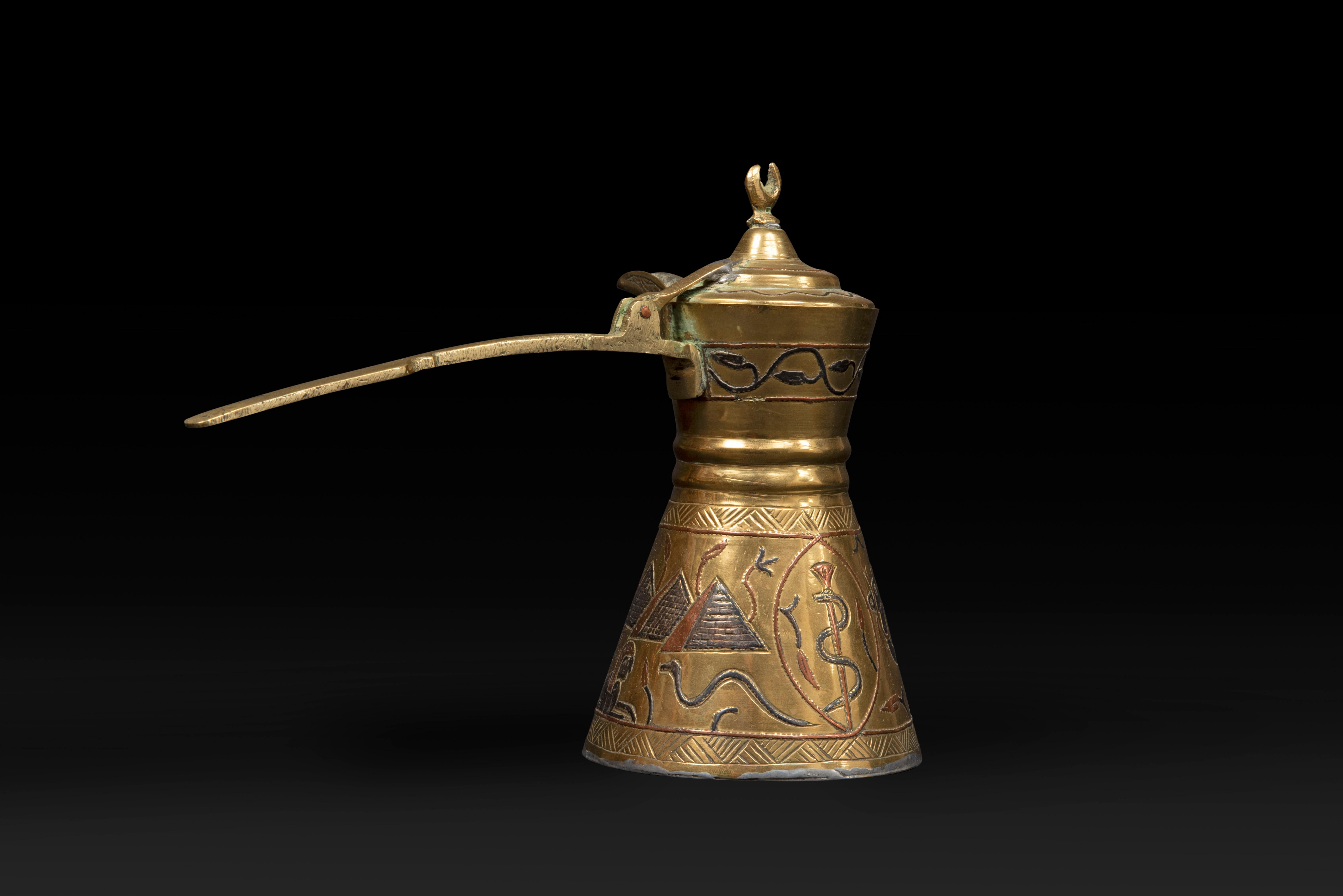 Egyptian Dallah Coffee Pot: A Symbol of Hospitality and Cultural Richness In Good Condition For Sale In Ixelles, BE