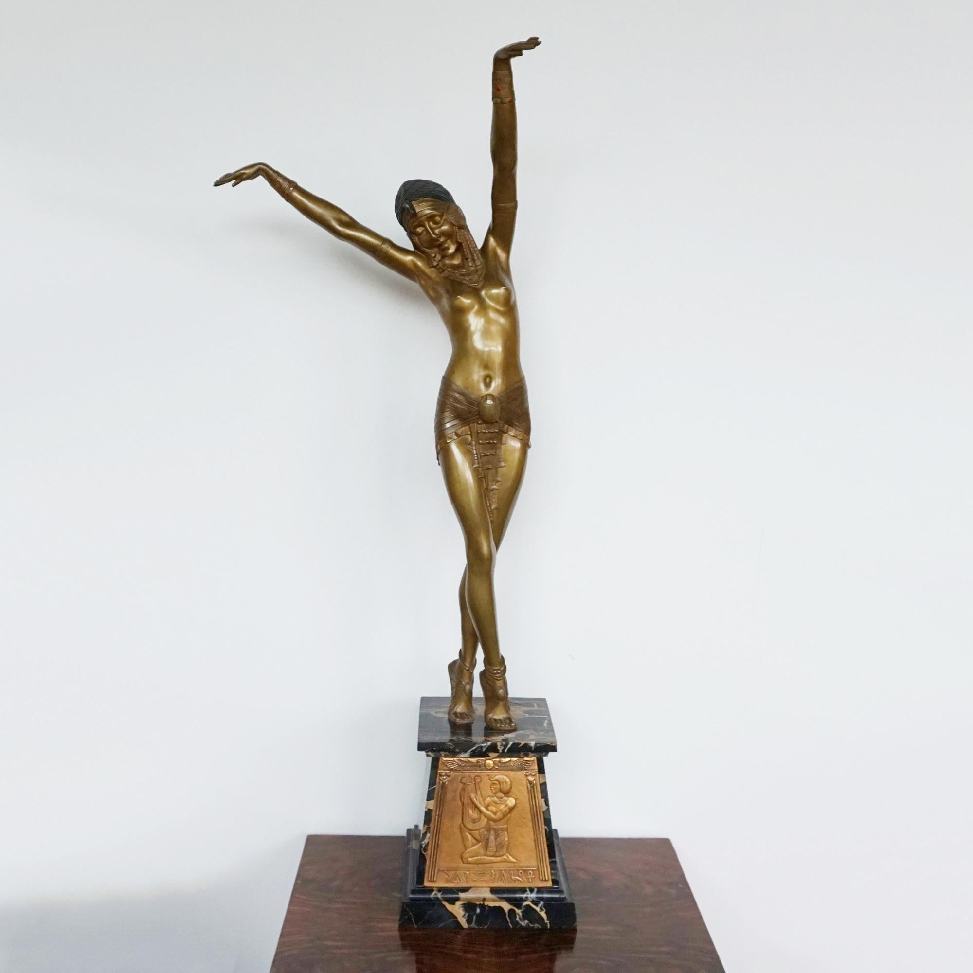 Art déco « Danseuse égyptienne », une sculpture originale en bronze de Demetre Chiparus  en vente