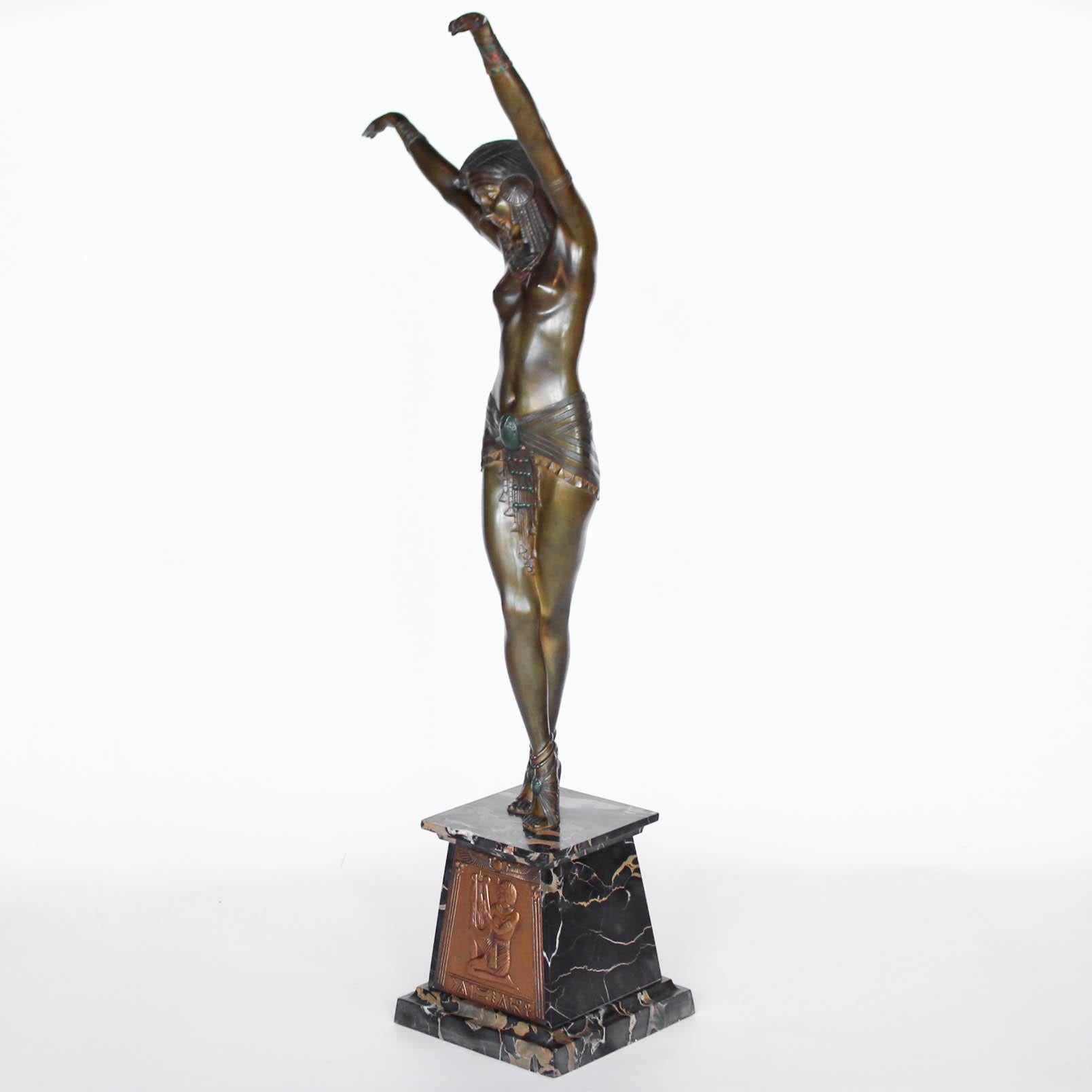 Cléopâtre:: une sculpture Art Déco de Cléopâtre en bronze doré et patiné:: posée sur un socle en marbre. 

Signé DH Chiparus au casting

Artiste : Demetre Chiparus (1880-1947) 





  