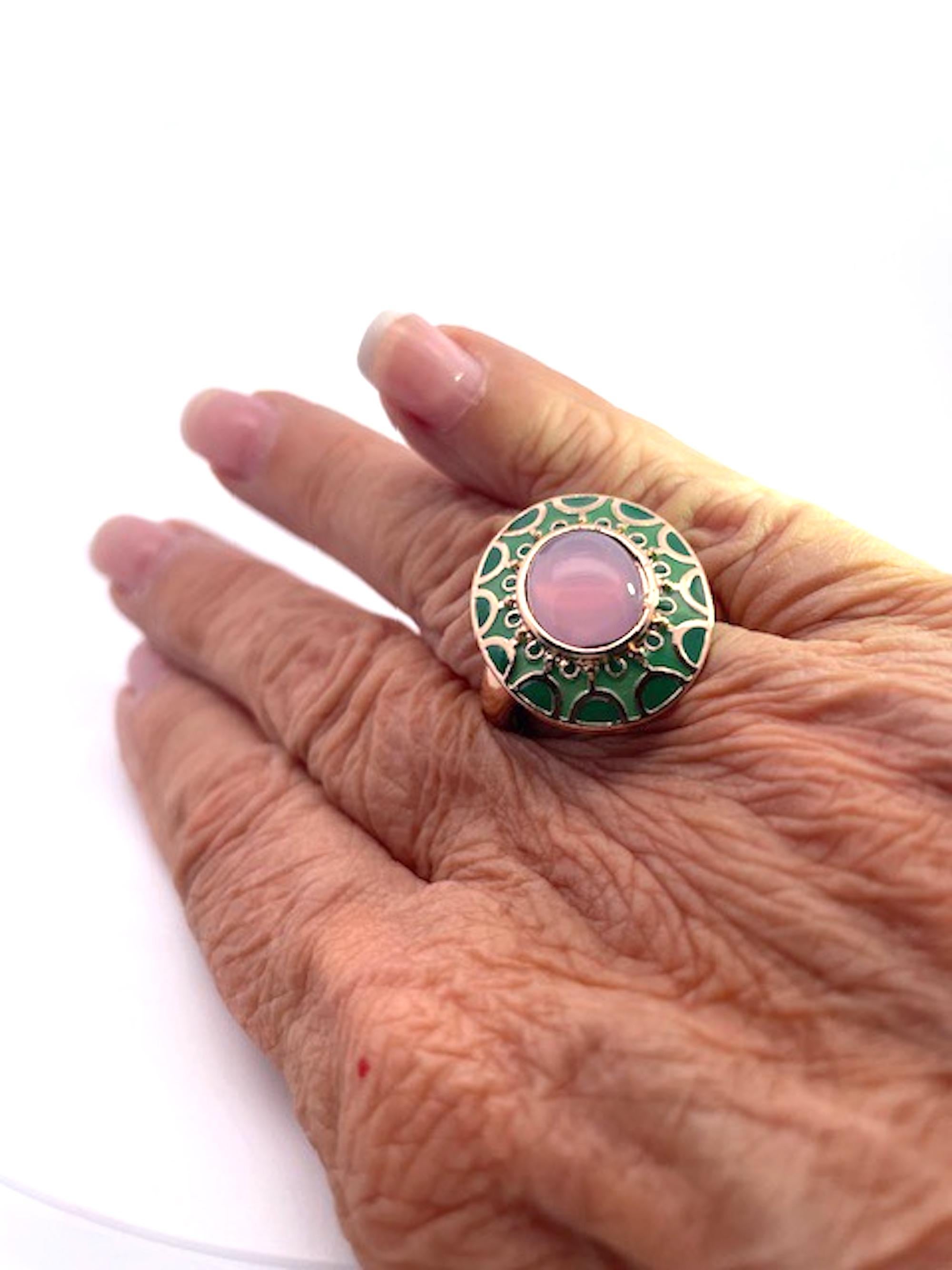 Taglio ovale Anello in stile Deco egiziano con smalto e giada lavanda 14K in vendita