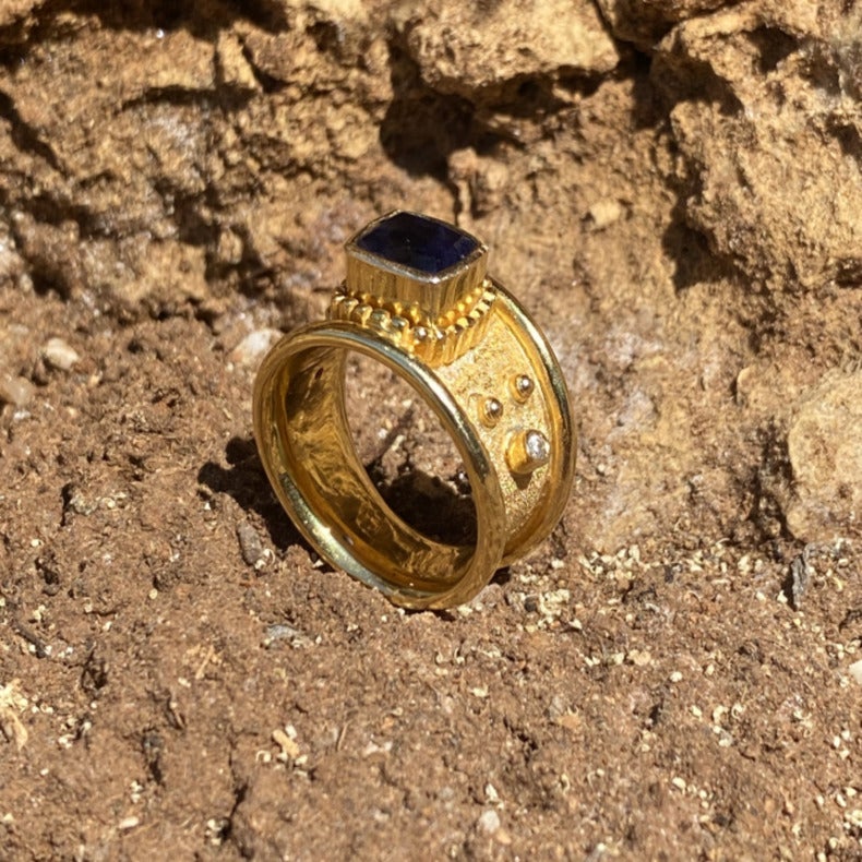Im Angebot: Ägyptischer Elixir-Ring aus 18 Karat Gold mit blauem Saphir und zwei Diamanten () 3