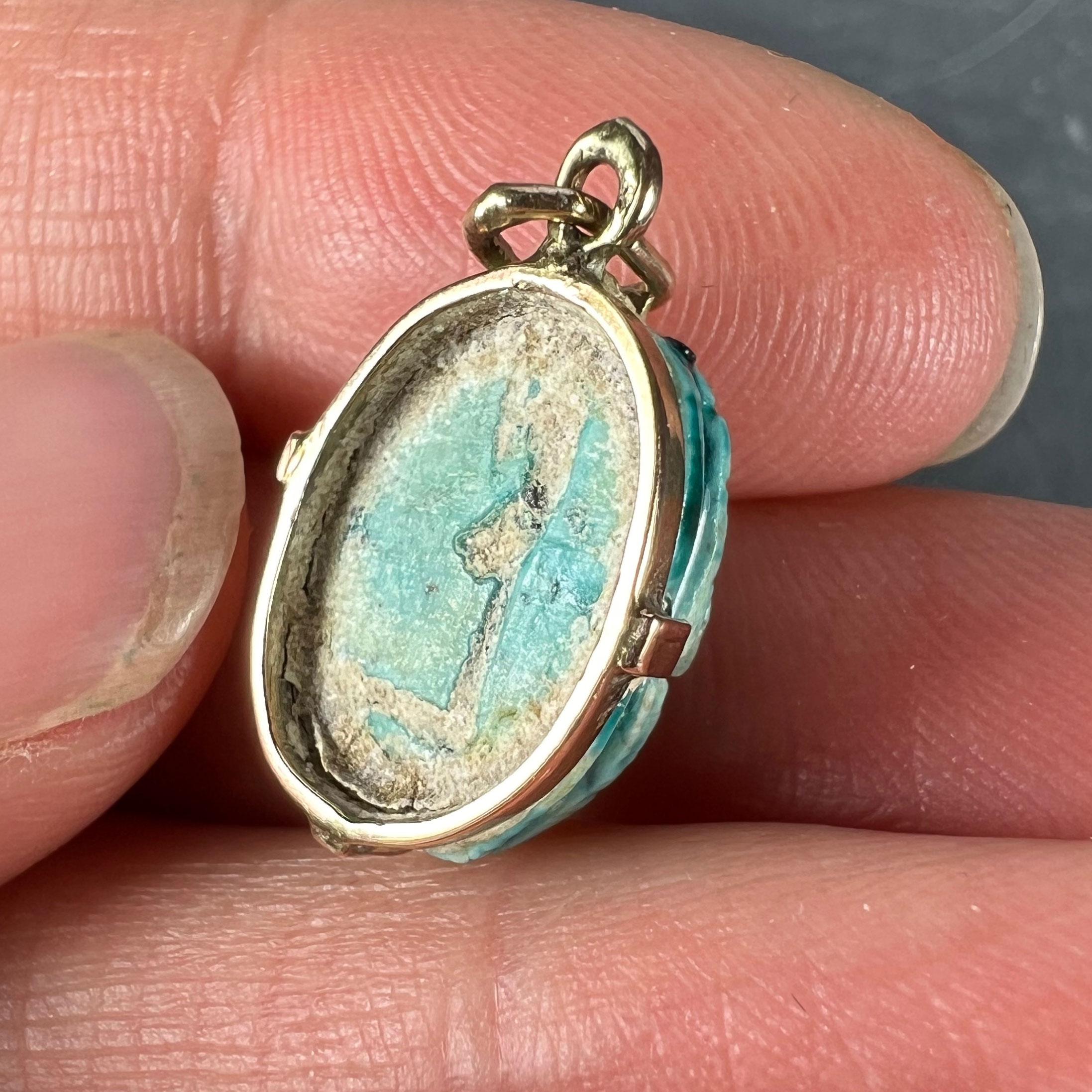 Pendentif breloque scarabée égyptien en céramique et or jaune 18 carats en vente 1