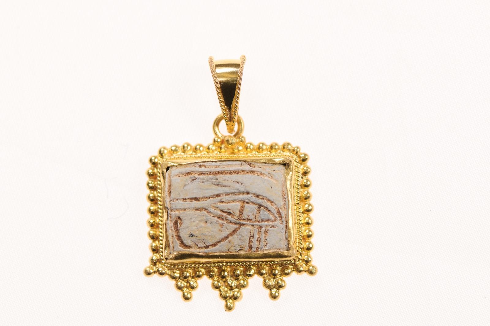 Néo-égyptien Pendentif œil égyptien en faïence avec or 21 carats (pendentif uniquement) en vente