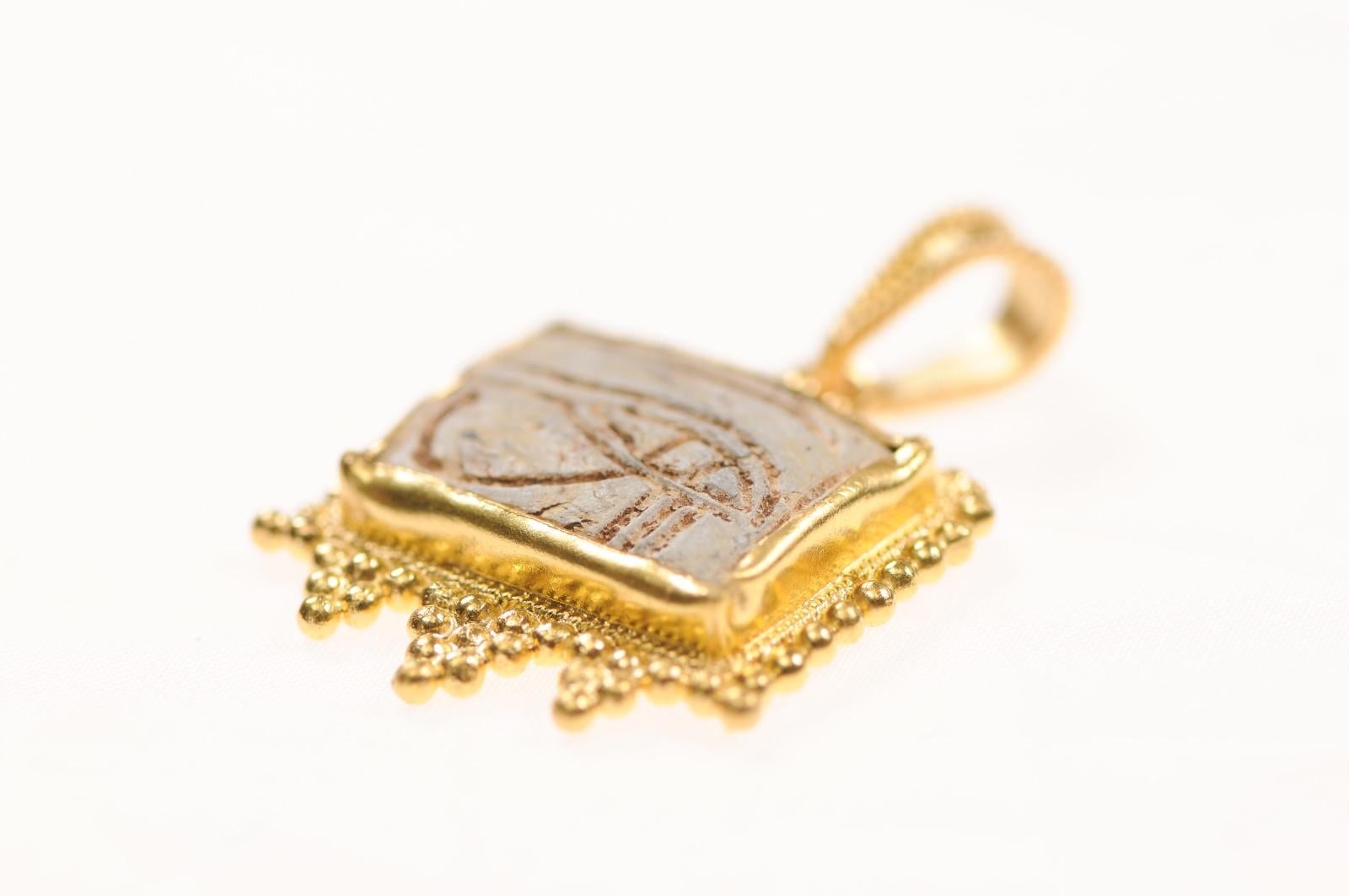 Pendentif œil égyptien en faïence avec or 21 carats (pendentif uniquement) Excellent état - En vente à Atlanta, GA