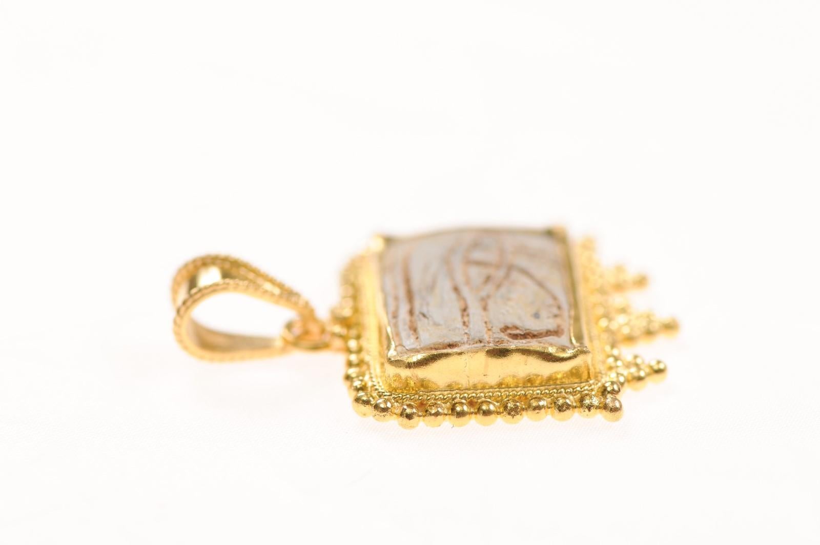 Pendentif œil égyptien en faïence avec or 21 carats (pendentif uniquement) en vente 1