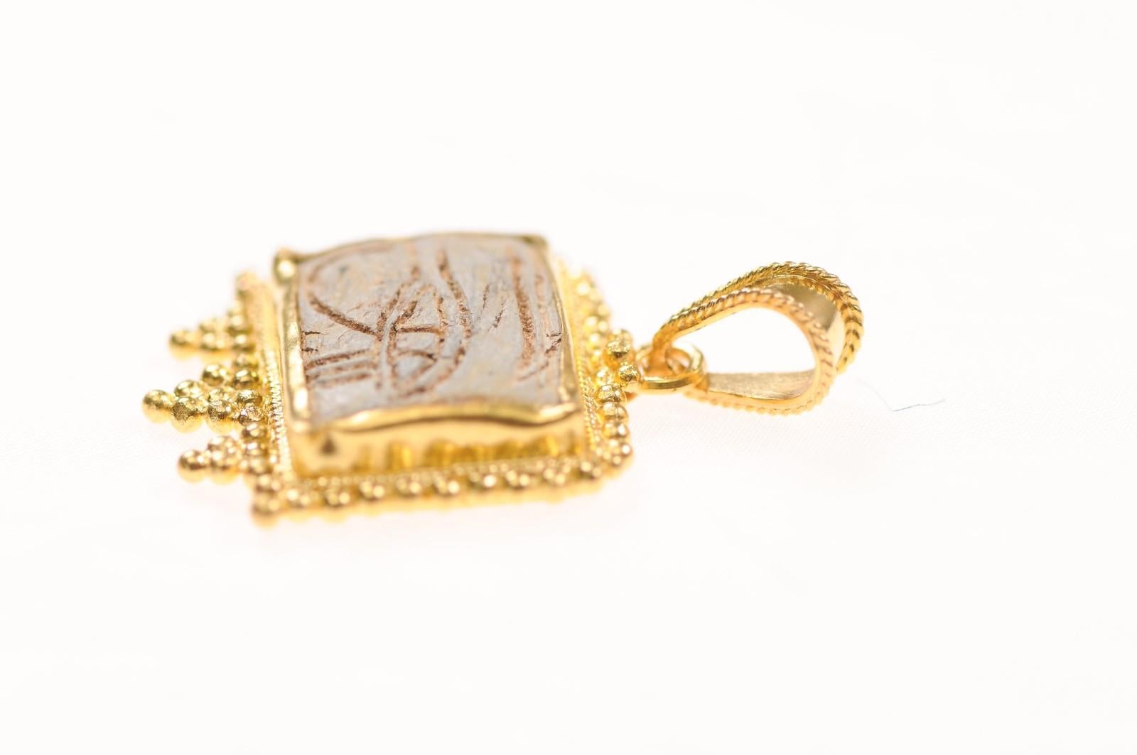 Pendentif œil égyptien en faïence avec or 21 carats (pendentif uniquement) en vente 2