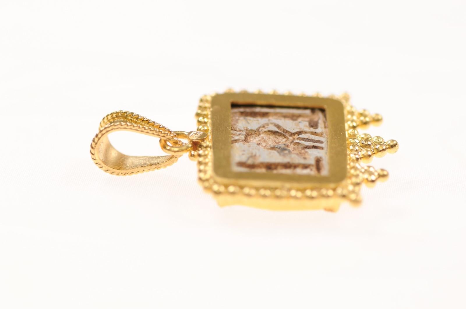 Pendentif œil égyptien en faïence avec or 21 carats (pendentif uniquement) en vente 4
