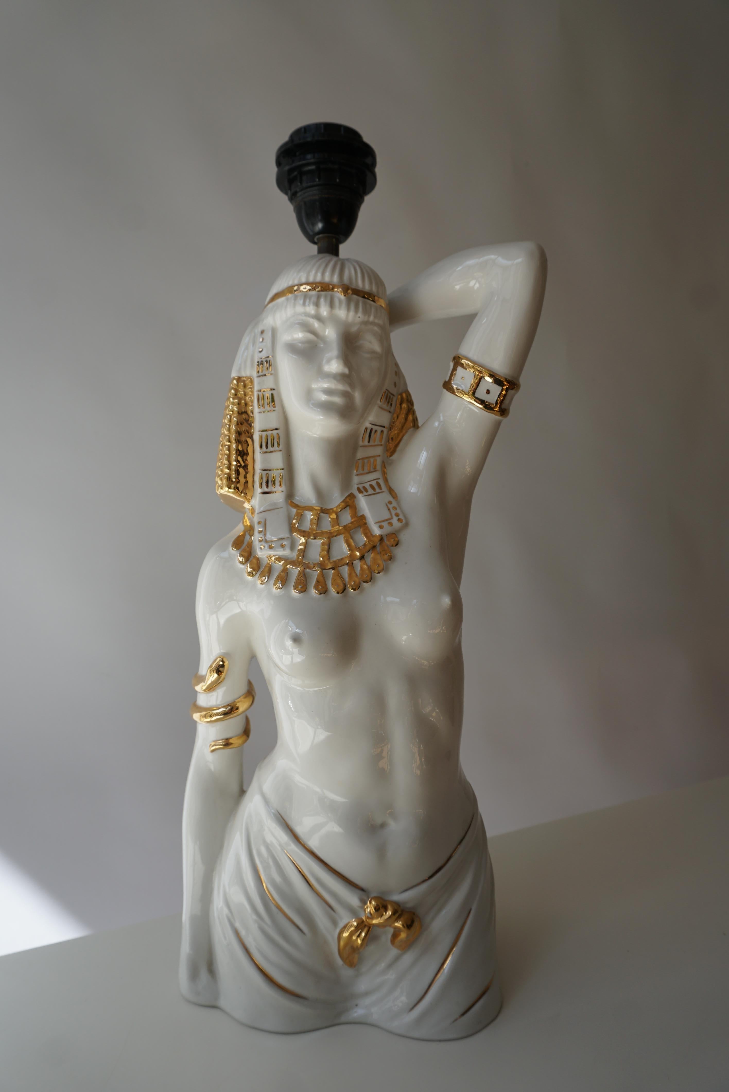 Lampe figurative en céramique de style Art déco représentant une jeune fille égyptienne.

Hauteur 19.2