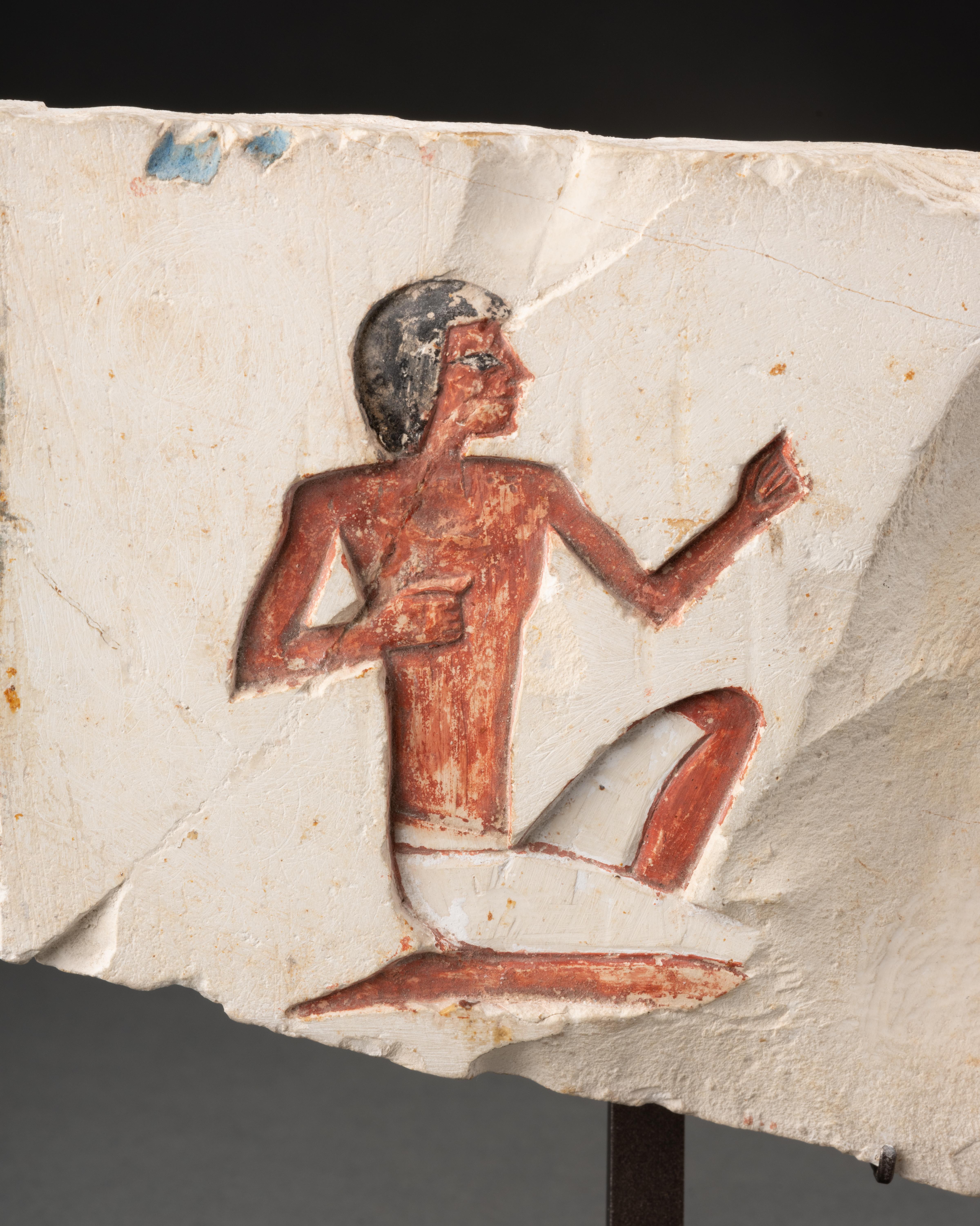 Fragmento egipcio de un hombre sentado

Piedra caliza - policromía
Antiguo Egipto, 26ª Dinastía (664-525 a.C.)
Probablemente de la tumba de Montw-m-H3t
Procedencia: Colección privada belga


Alto 10,5 x Ancho 15,5 x Fondo 3 cm 
Alto 4 1/8 x Ancho 6