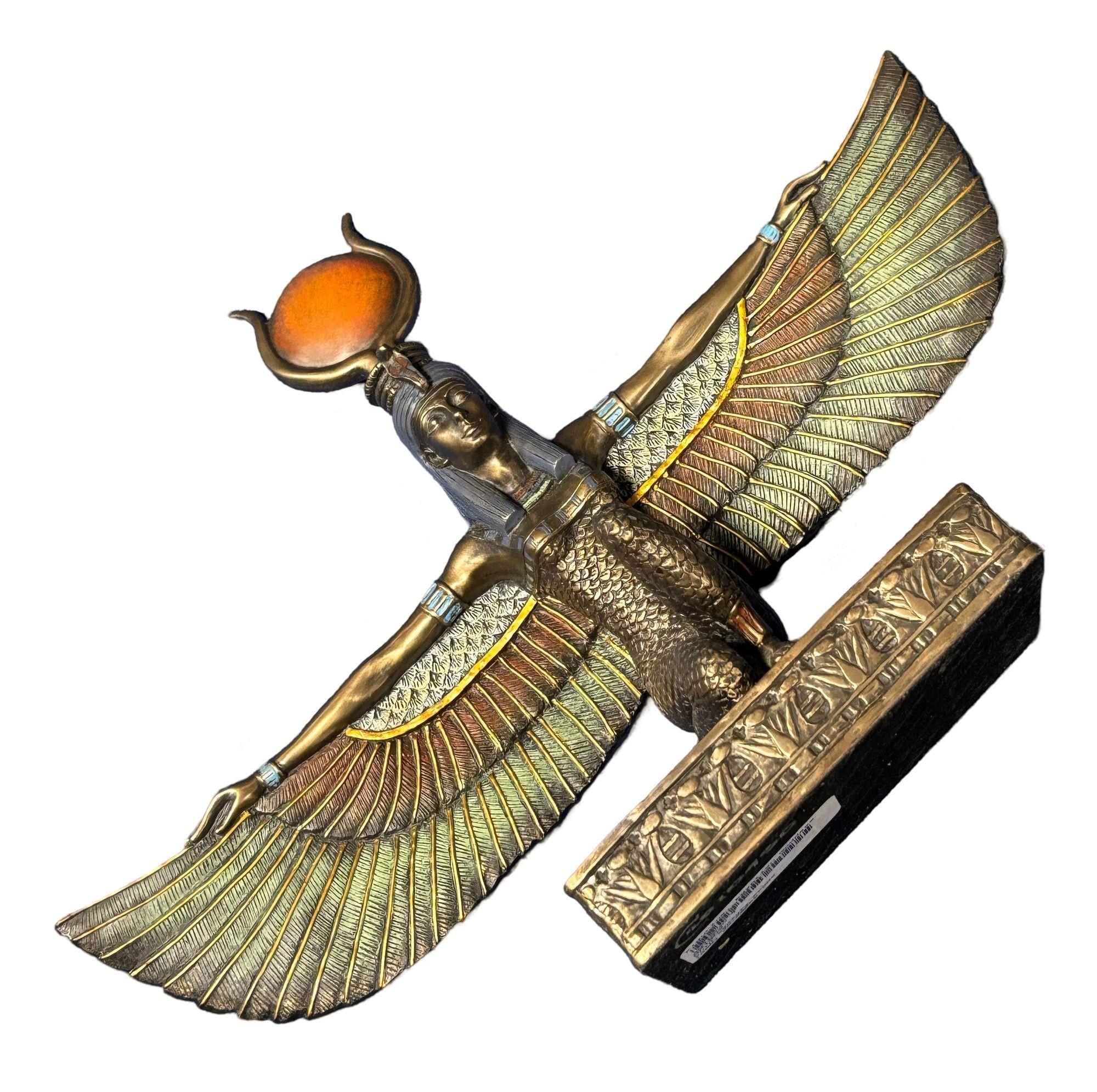 Cette statue de table en laiton de la déesse égyptienne Pharaon allie l'élégance de l'Art déco aux motifs de l'Égypte ancienne. La statue présente des lignes épurées et des détails stylisés qui évoquent à la fois la puissance royale et la beauté