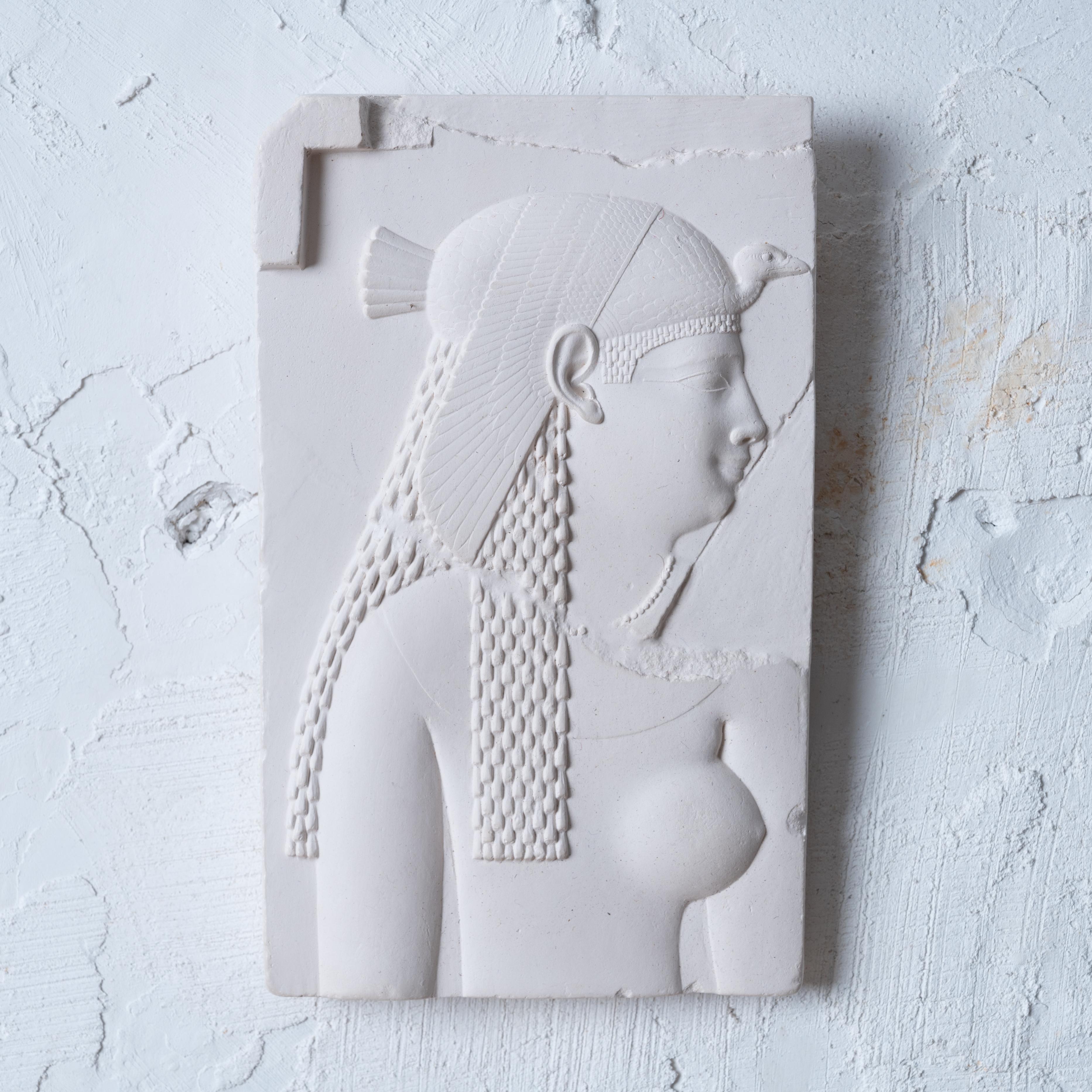 Relief en plâtre de la fin de la période ptolémaïque représentant une déesse ou une reine du Metropolitan Museum of Art d'après l'original. 



4 ½ pouces de large par 7 ¼ pouces de haut par 1 pouce de profondeur



