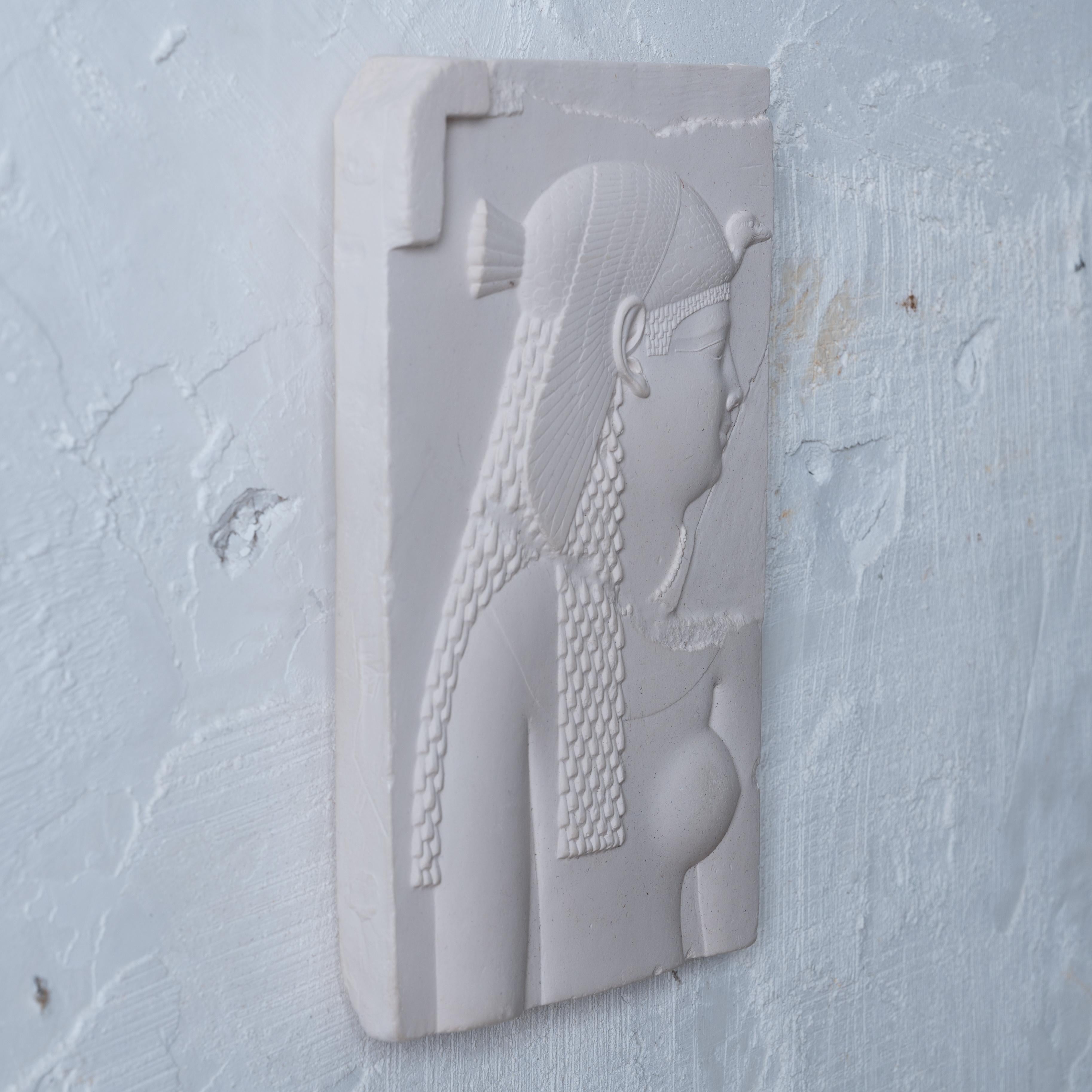 Déesse égyptienne en relief en plâtre Bon état - En vente à Savannah, GA