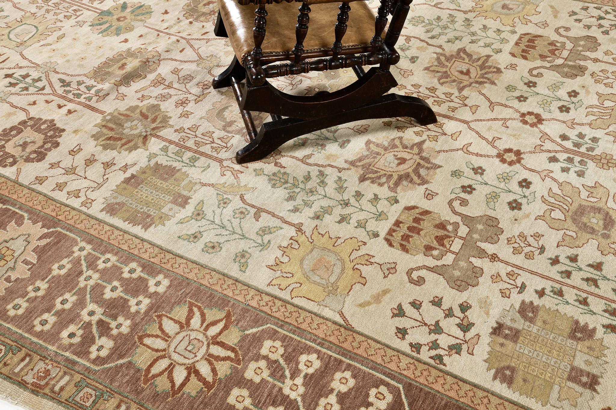 Une belle renaissance unique du tapis égyptien Haji Jalili qui vise à mettre en valeur votre intérieur élégant. Avec ces palmettes en fleurs, ces cyprès et ces tons naturels, un chef-d'œuvre exquis se manifestera. Ces combinaisons de couleurs