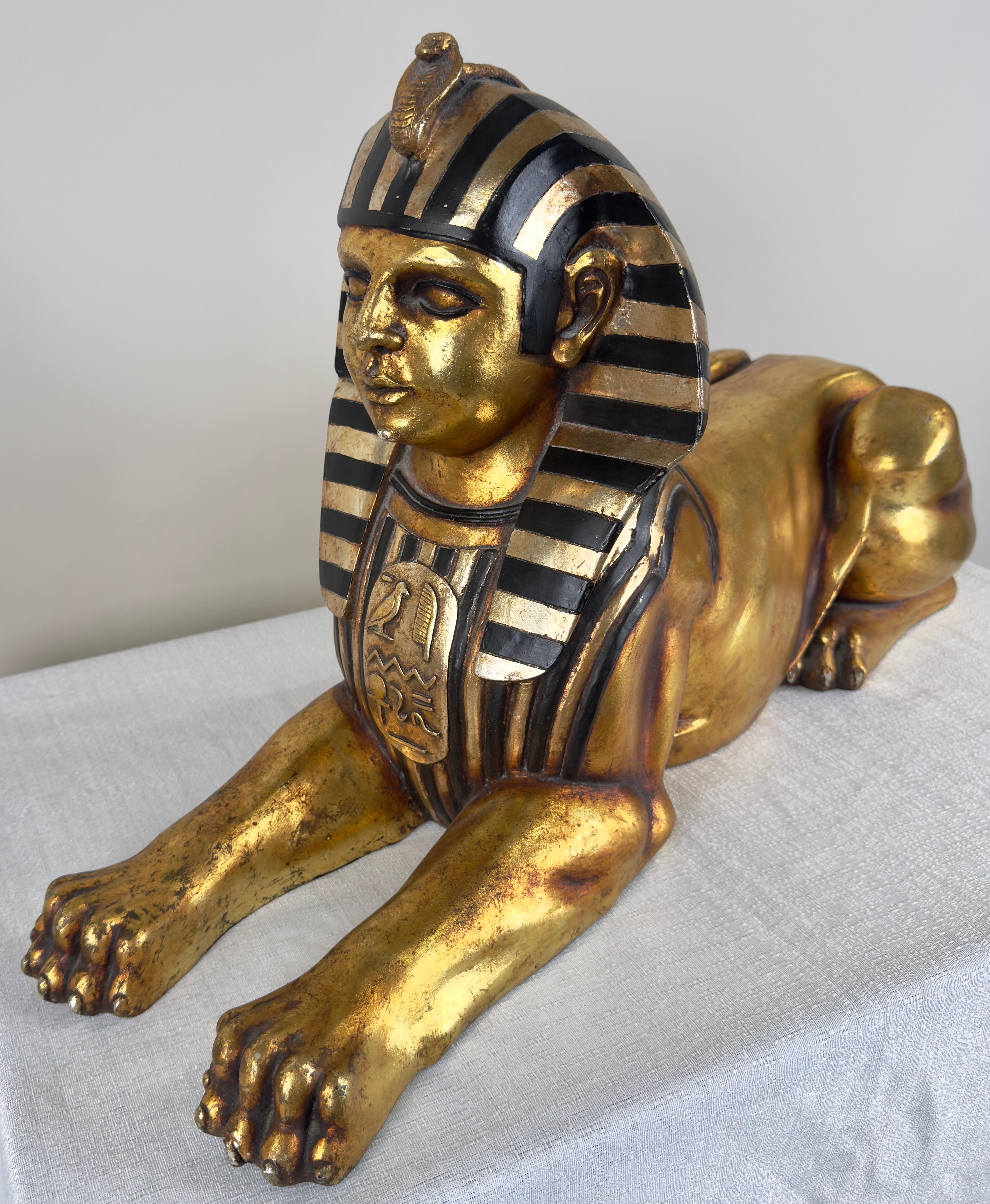 Estatua Esfinge Egipcia Pintada a Mano en Oro en Bueno estado para la venta en Plainview, NY