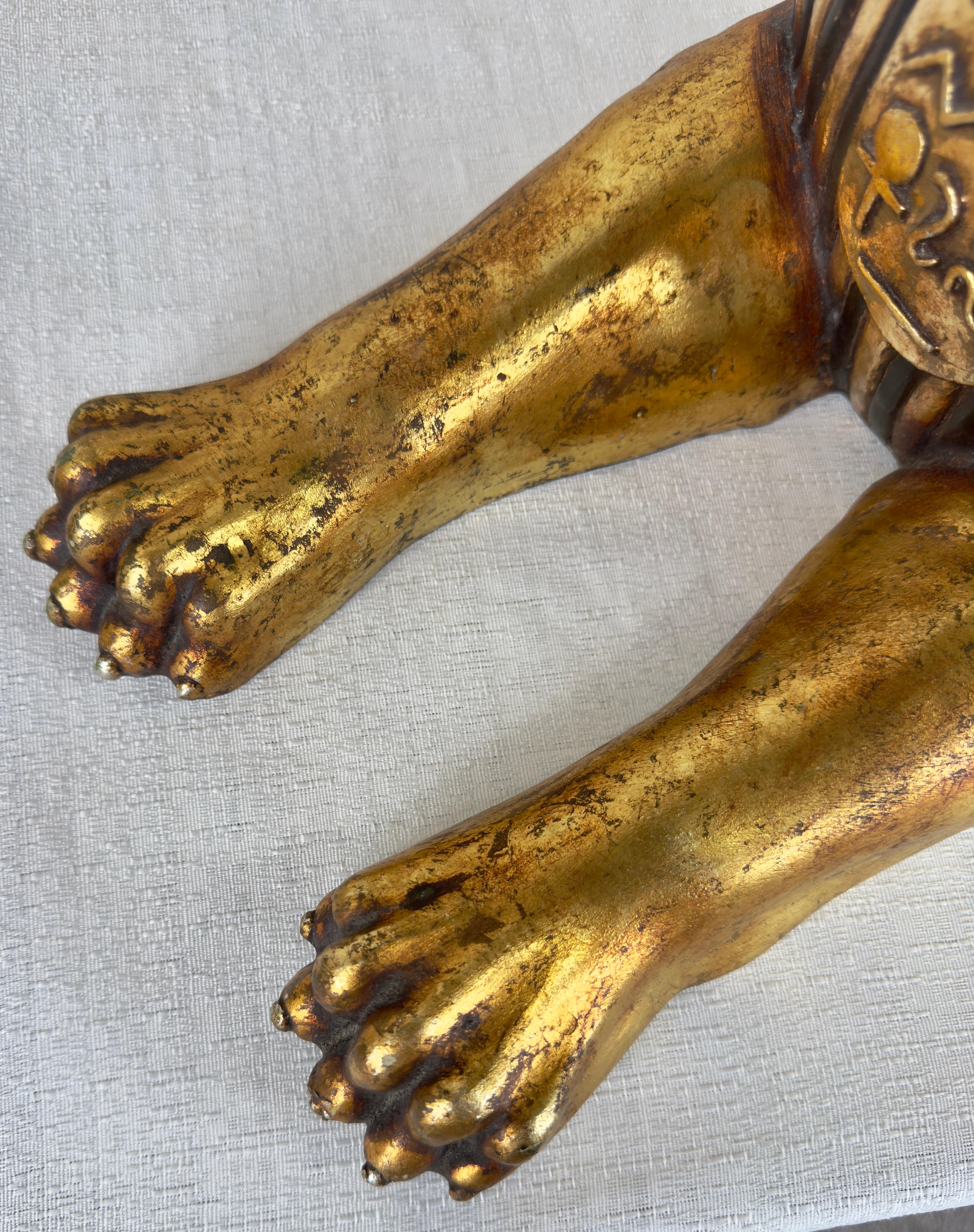 Estatua Esfinge Egipcia Pintada a Mano en Oro siglo XX en venta