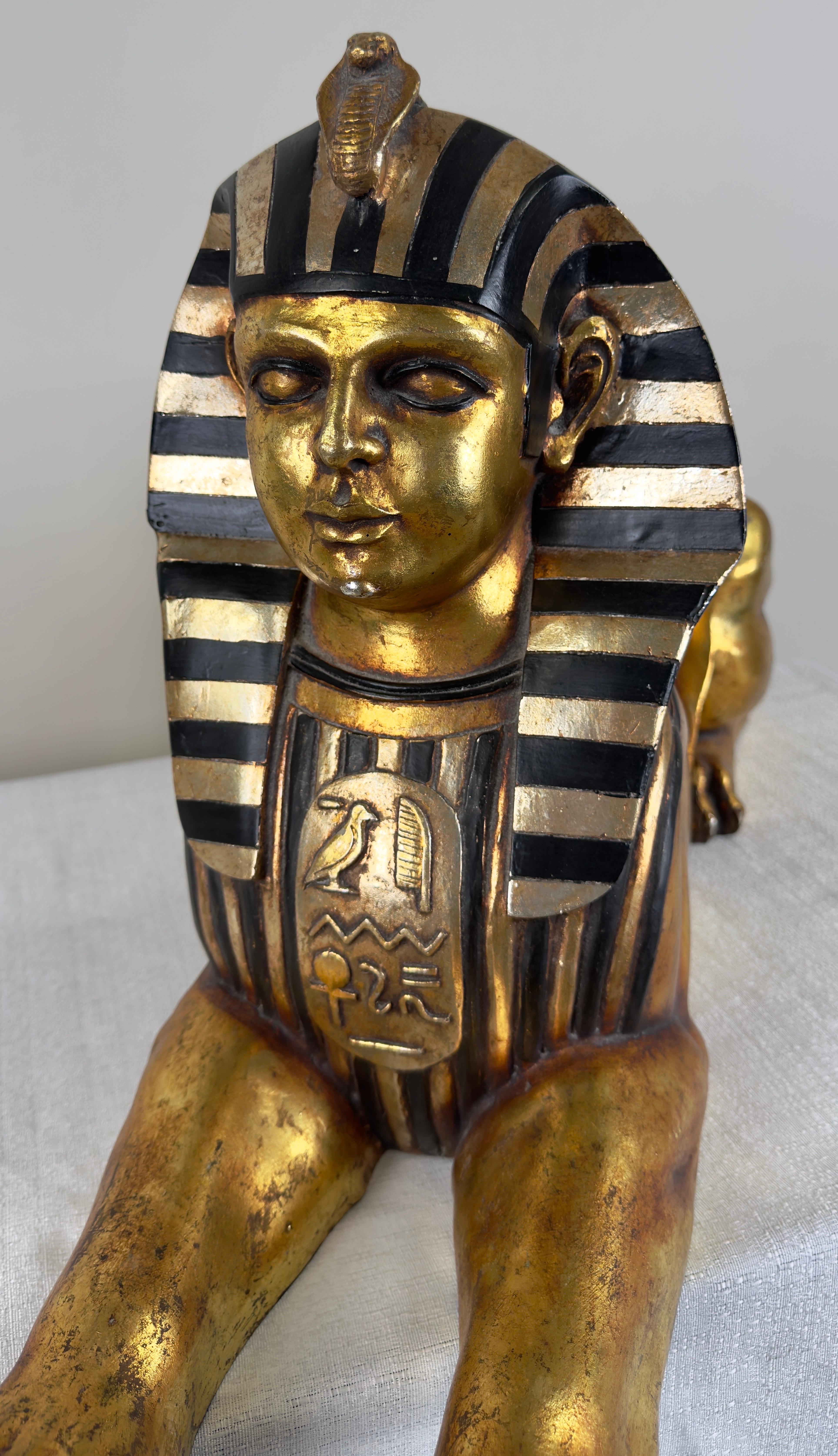 Estatua Esfinge Egipcia Pintada a Mano en Oro en venta 1