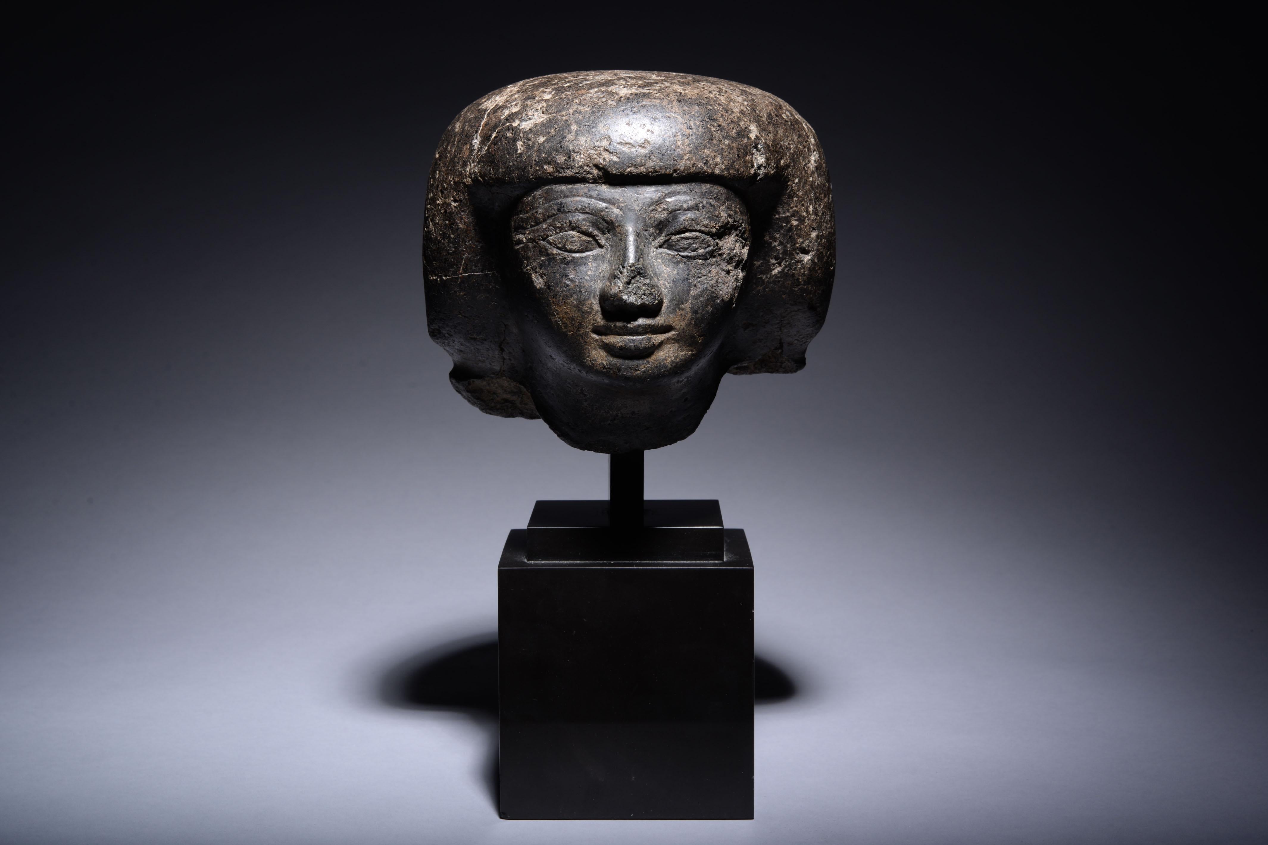 Tête d'homme égyptienne, granit sculpté. XVIIIe dynastie, vers 1550-1292 A.I.C.

Sculptée dans un magnifique granit foncé, cette tête représente une personne d'élite, peut-être un représentant du gouvernement. L'homme est représenté avec un visage