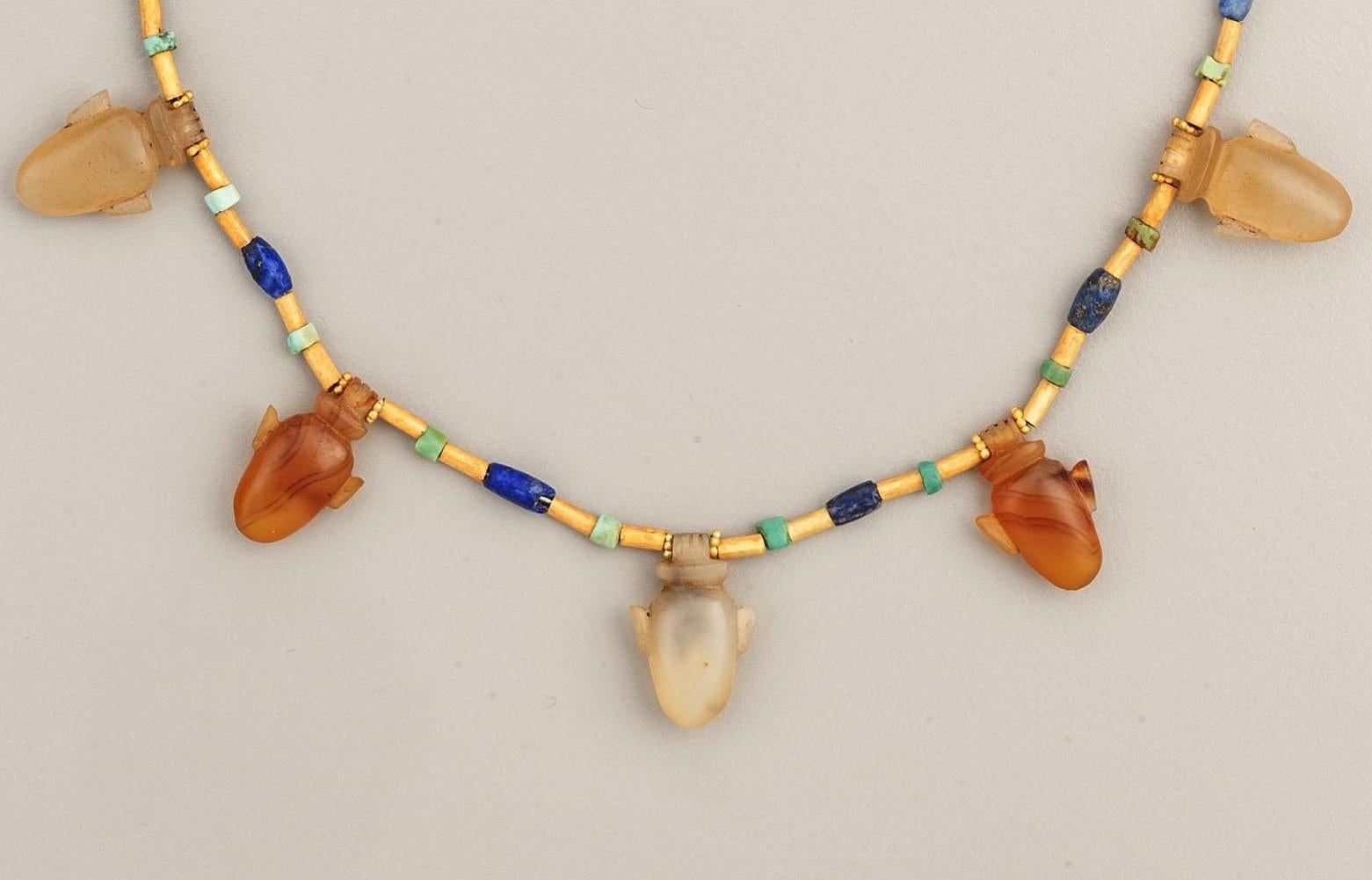 Ägyptische Herz-Amuletts mit Lapislazuli und Türkis, 22k Gold (Künstler*in) im Angebot