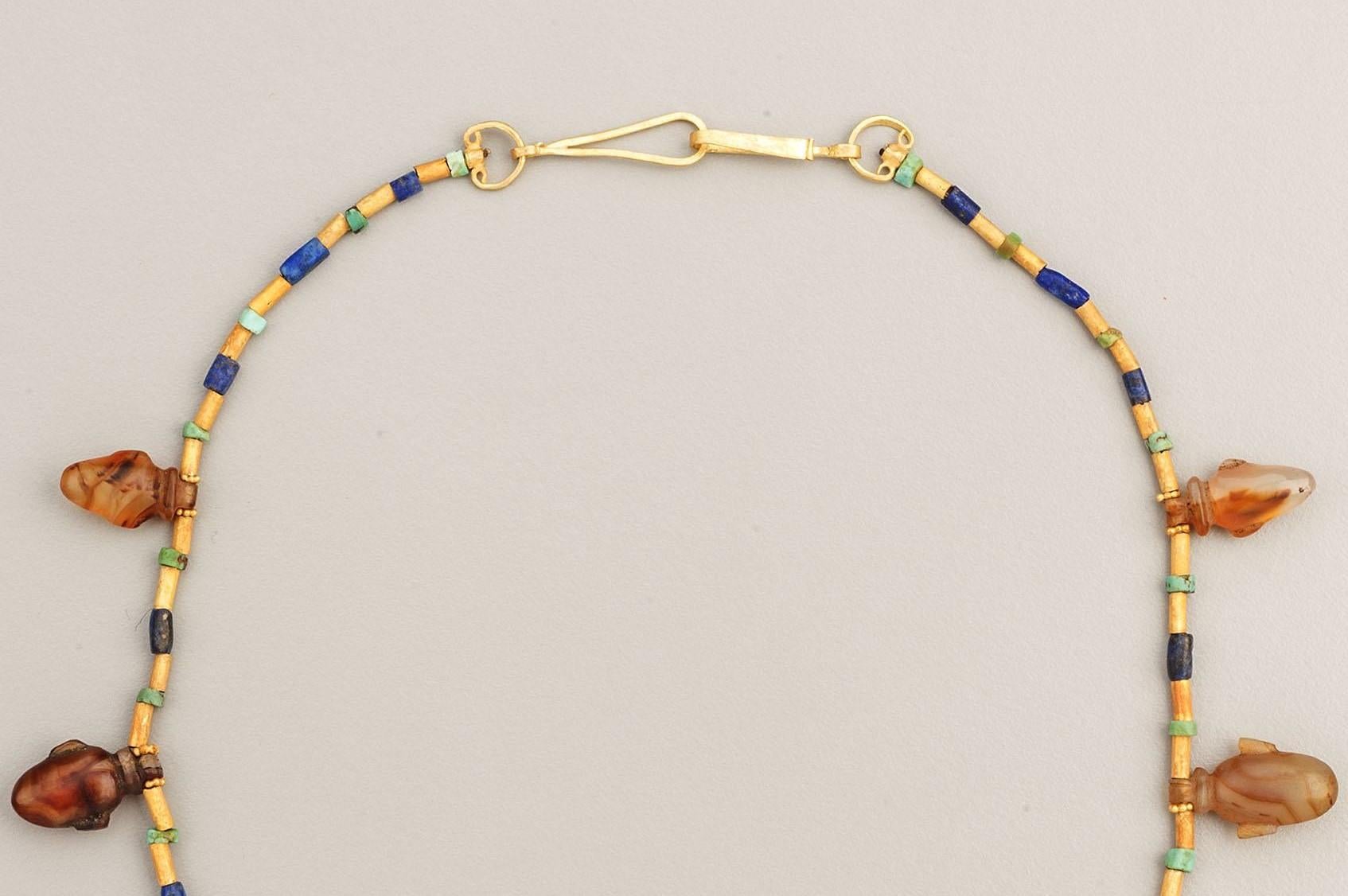 Ägyptische Herz-Amuletts mit Lapislazuli und Türkis, 22k Gold (Perle) im Angebot