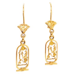 Boucles d'oreilles pendantes en or jaune 18 carats avec cartouche hiéroglyphique égyptien Ankh