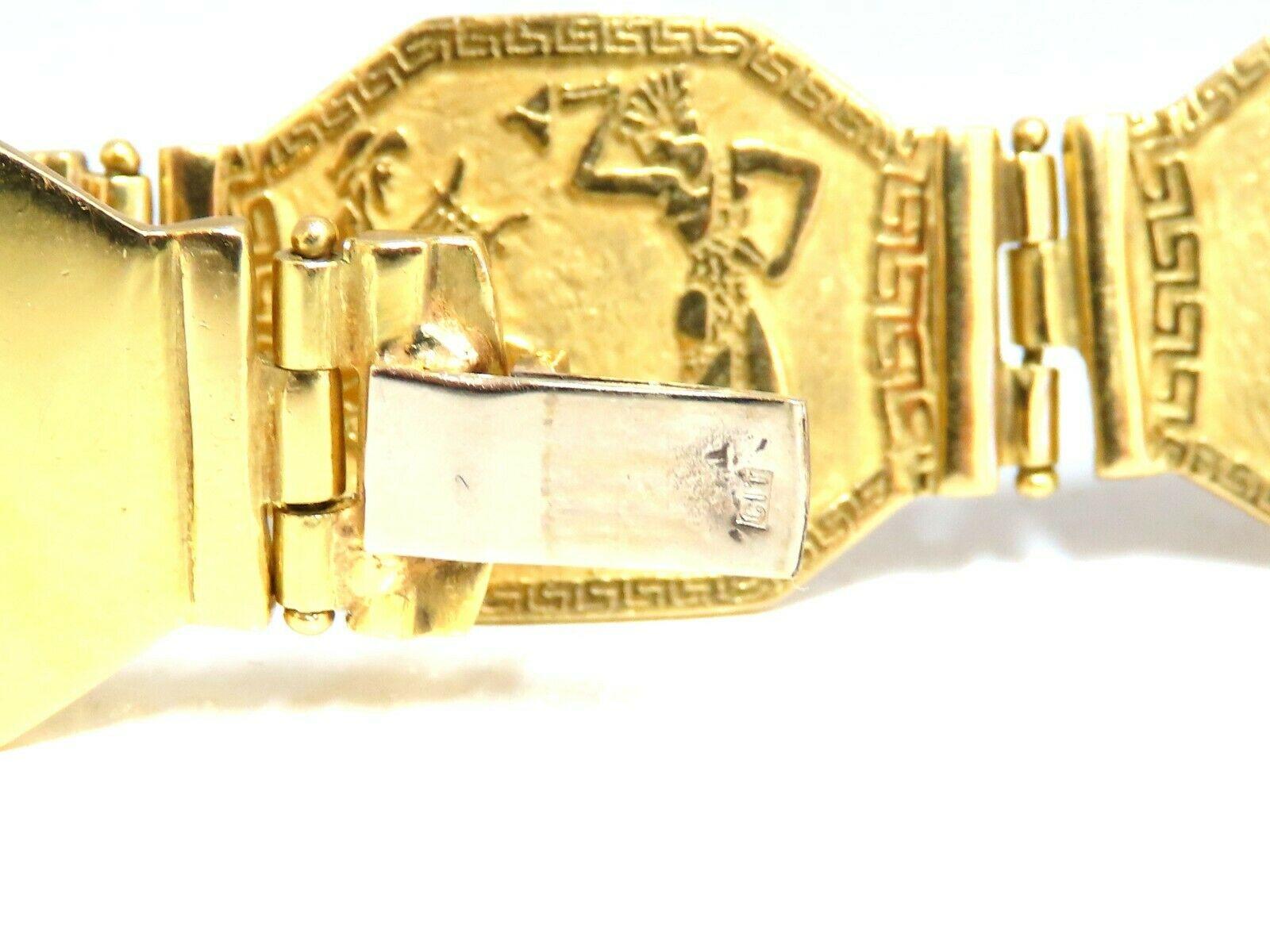 Bracelet manchette d'affirmation en or 18 carats avec hiéroglyphiques égyptiens Unisexe en vente