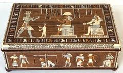 Coffret égyptien en marqueterie incrustations exotiques représentant des scènes de Ramsès II et de sa vie après la mort