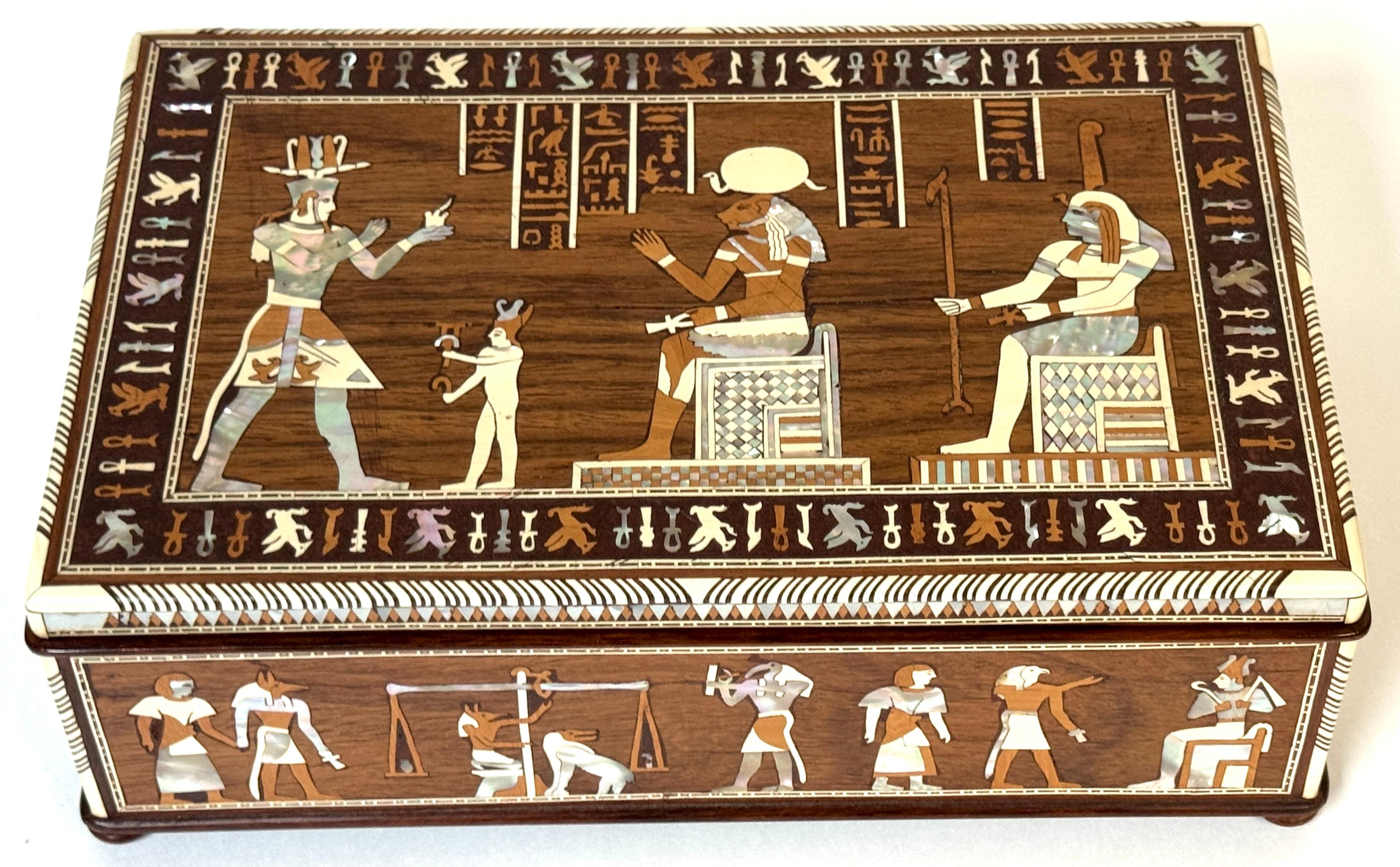 Neoegizio Scrigno egizio intarsiato Intarsi esotici raffiguranti scene di Ramses II e dell'aldilà in vendita