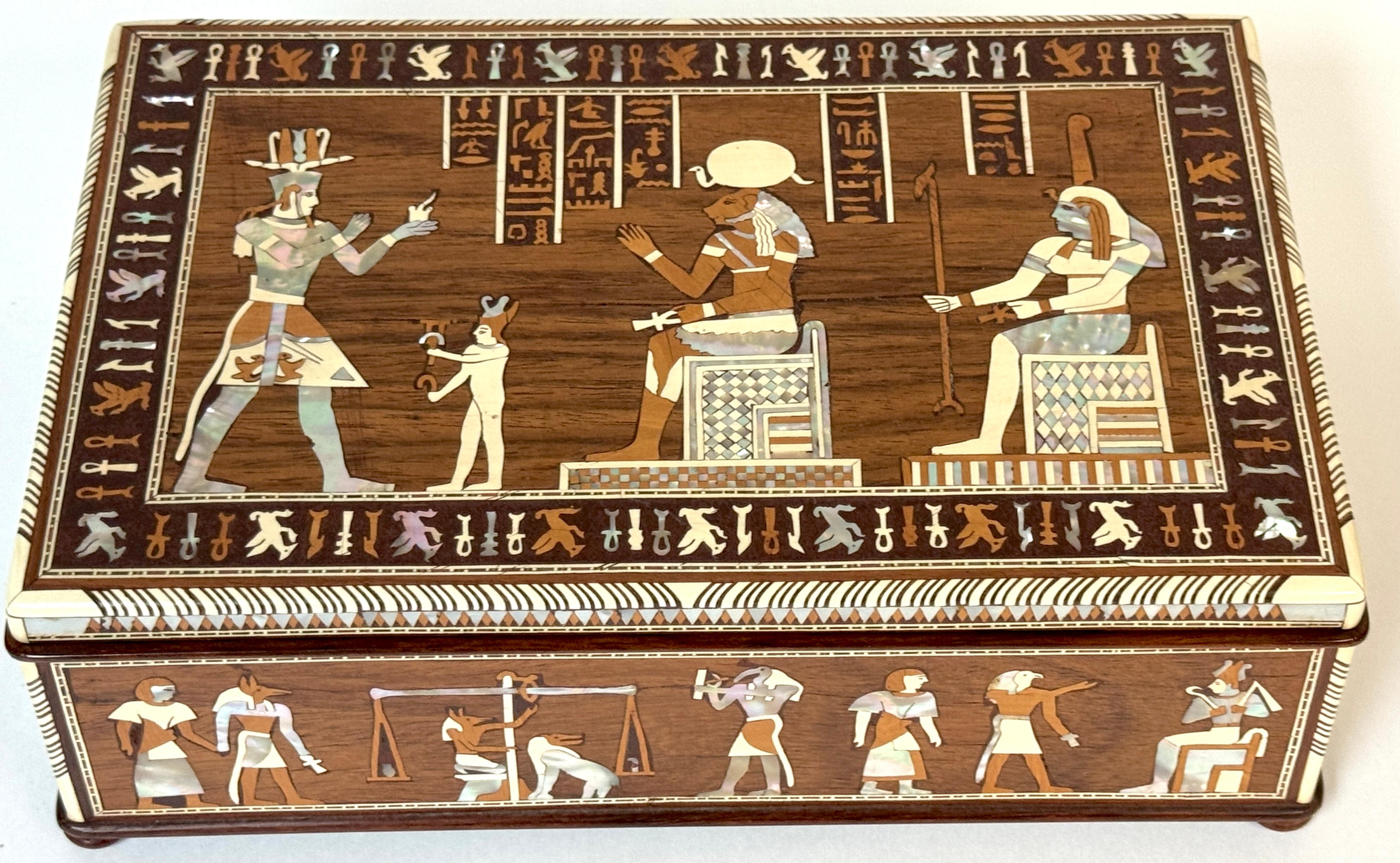 Egizio Scrigno egizio intarsiato Intarsi esotici raffiguranti scene di Ramses II e dell'aldilà in vendita