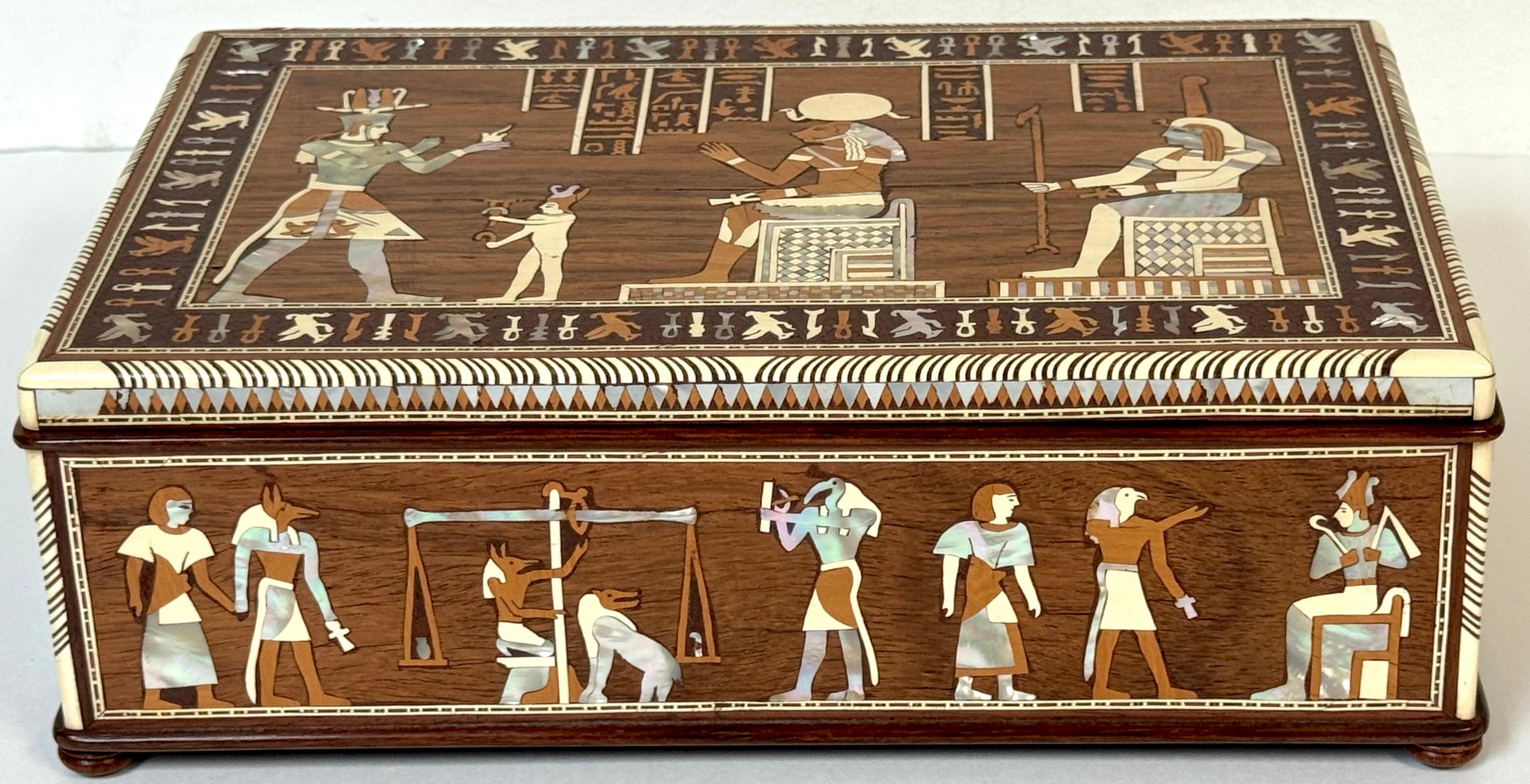 Intarsio Scrigno egizio intarsiato Intarsi esotici raffiguranti scene di Ramses II e dell'aldilà in vendita
