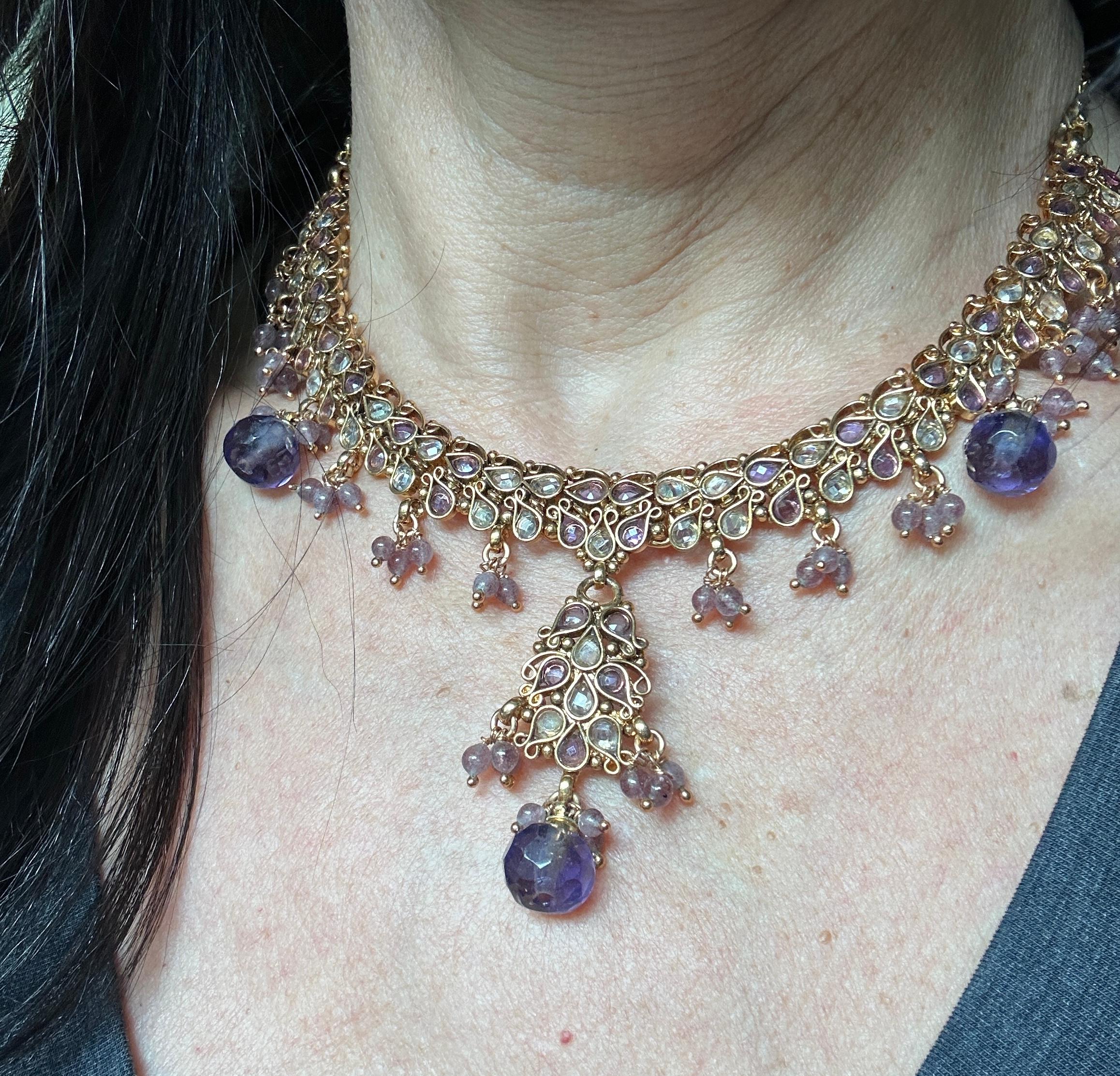 Ägyptische Lavendel Jeweled Edelstein farbige Halskette 24K Galvanisiert (Neuägyptisch) im Angebot