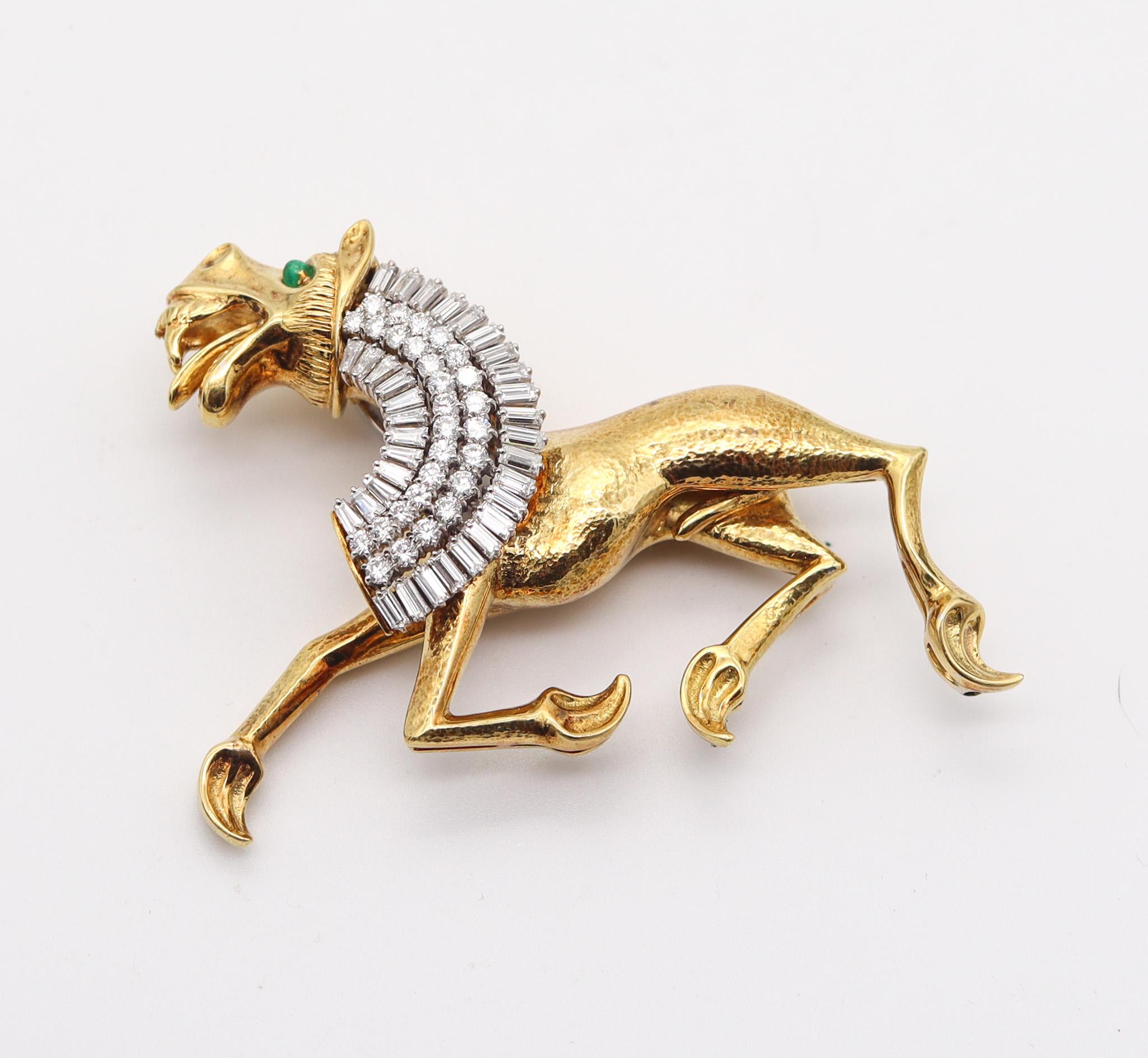Modernist EGYPTIAN LION 1970 Brooch In 18Kt Gold With 4.27 Ctw In Diamonds & Emeralds For Sale