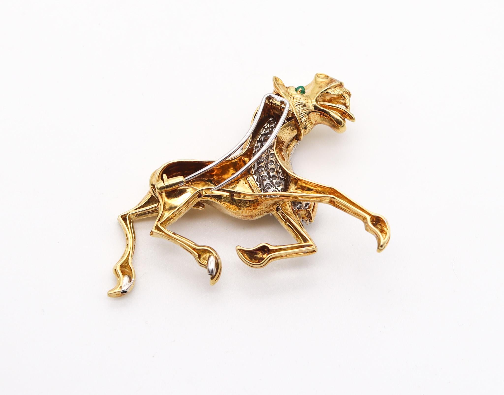 EGYPTIAN LION 1970 Brooch In 18Kt Gold With 4.27 Ctw In Diamonds & Emeralds In Excellent Condition For Sale In Miami, FL