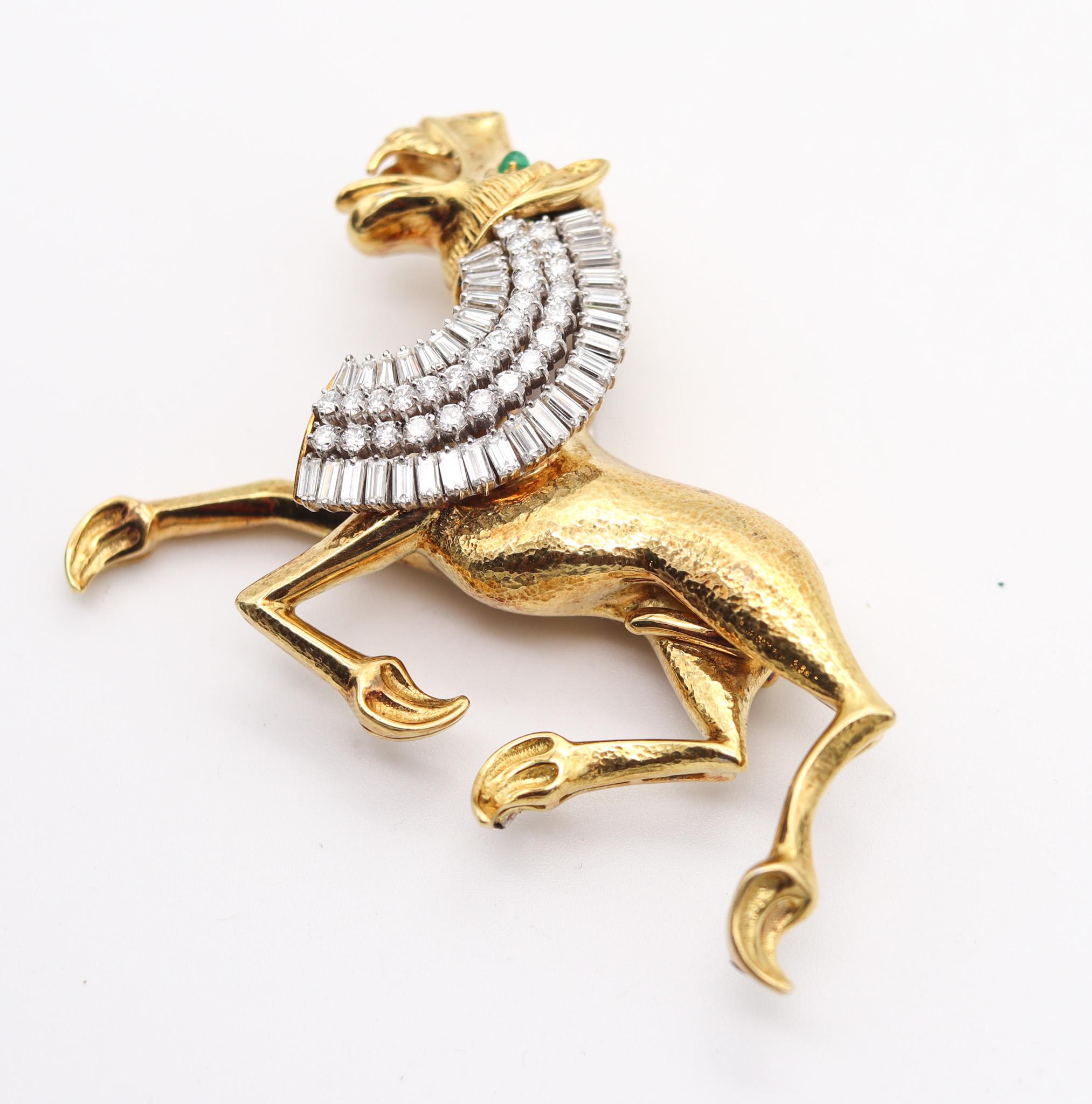 EGYPTIAN LION 1970 Brooch In 18Kt Gold With 4.27 Ctw In Diamonds & Emeralds For Sale 2