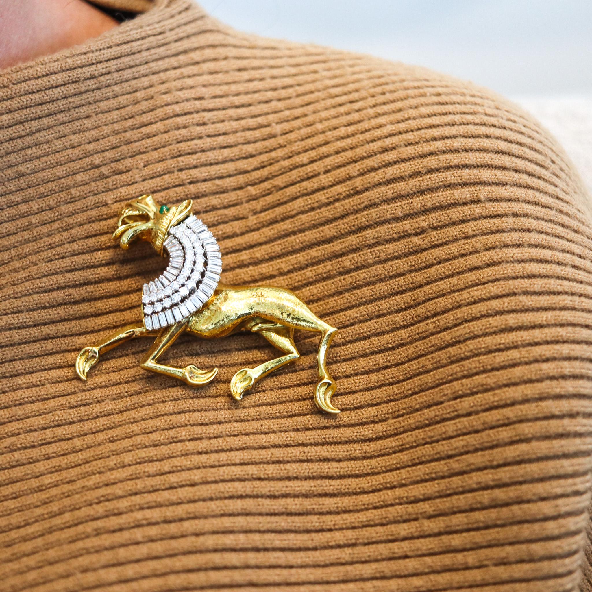 EGYPTIAN LION 1970 Brooch In 18Kt Gold With 4.27 Ctw In Diamonds & Emeralds For Sale 3