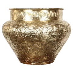 Großer Übertopf im Stil des ägyptischen Mamluk-Revivals aus getriebenem Messing, 19 in.