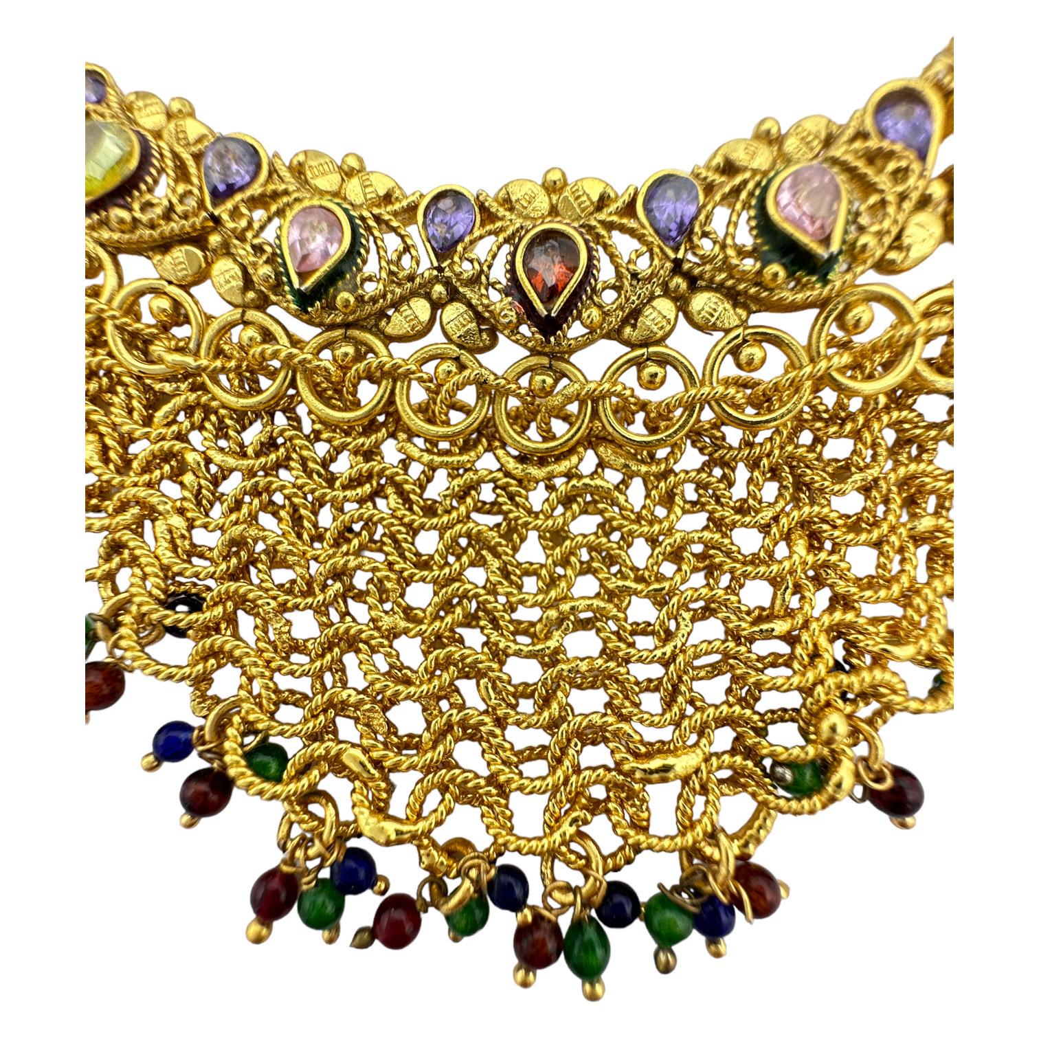  Verleihen Sie Ihrem Look mit der Netz-Halskette einen Hauch von Luxus. Dieses verschnörkelte Halsband zeichnet sich durch ein exquisites, handgefertigtes Design aus, das durch die Verwendung von Farbe zu einem wahrhaft einzigartigen Stück wird.