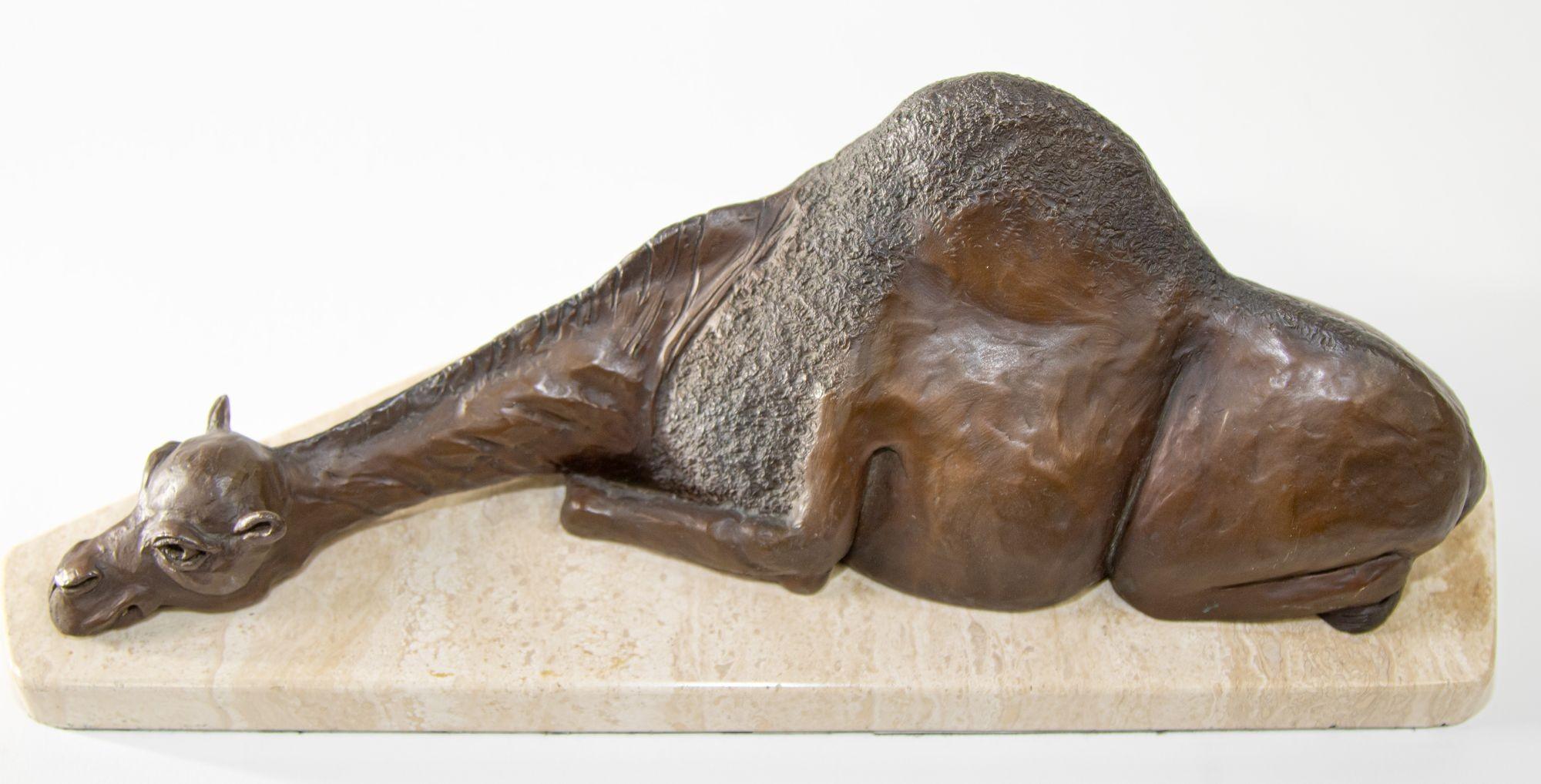Sculpture de camel égyptienne du Moyen-Orient reposant sur socle en marbre en vente 4
