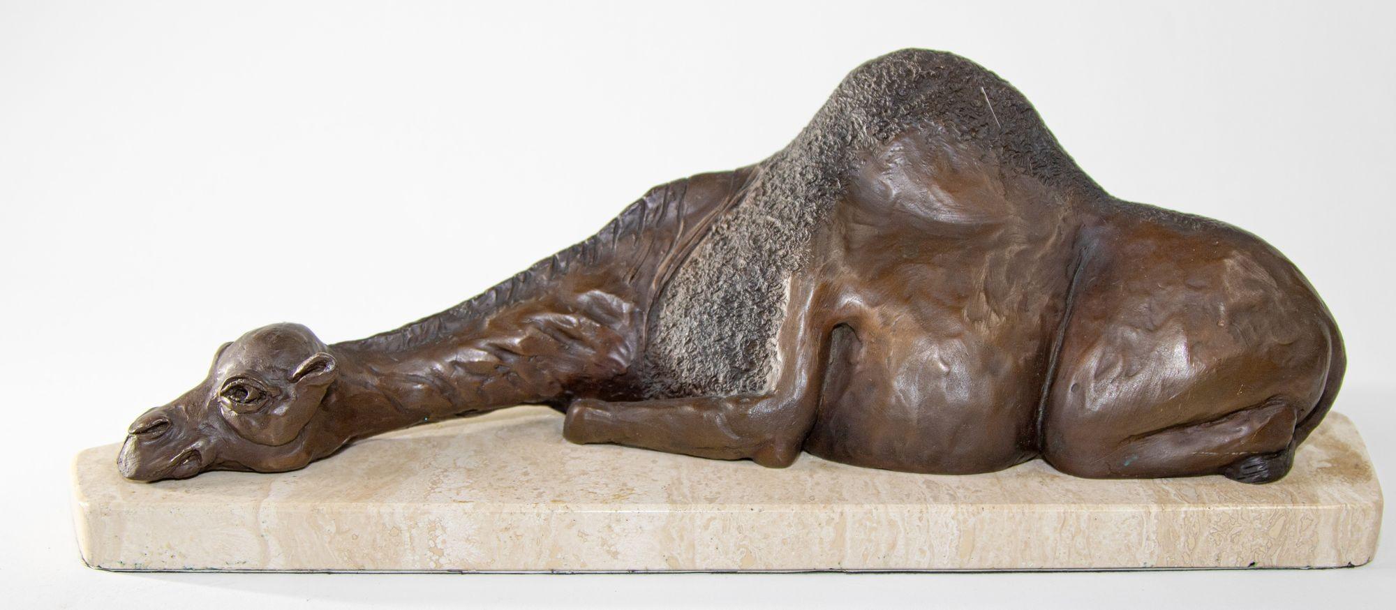 Escultura egipcia de camello de Oriente Medio sobre soporte de mármol.
Escultura de bronce estilo Art Decó Camello descansando sobre soporte de mármol blanco.
Fabricados y fundidos a mano mediante el método tradicional de fundición en bronce a la