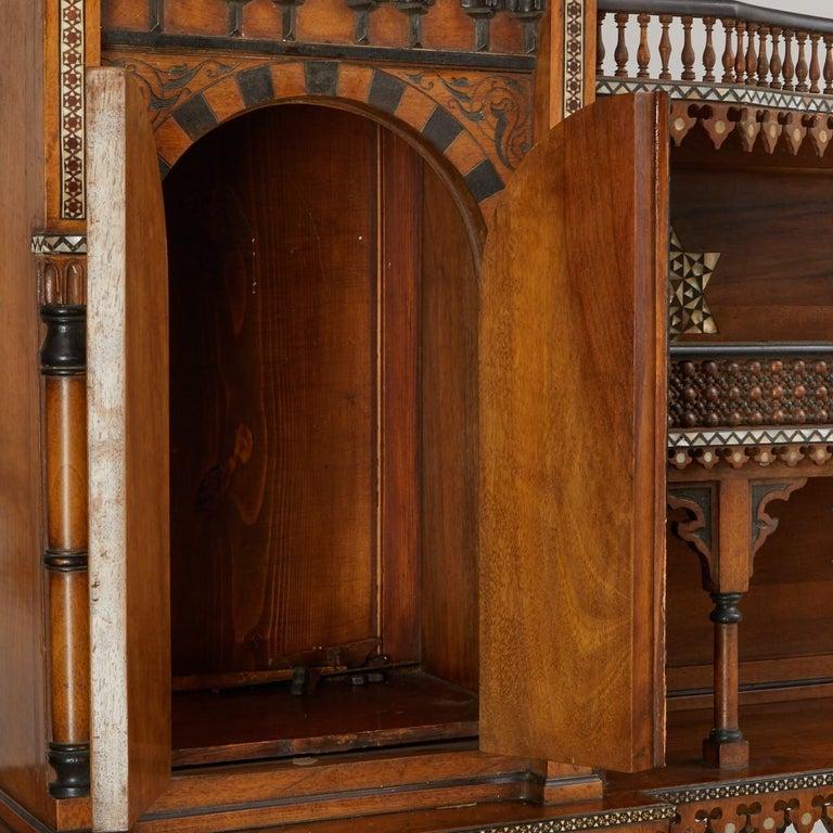 Ägyptisches Wandkabinett mit Perlmuttintarsien (Geschnitzt) im Angebot