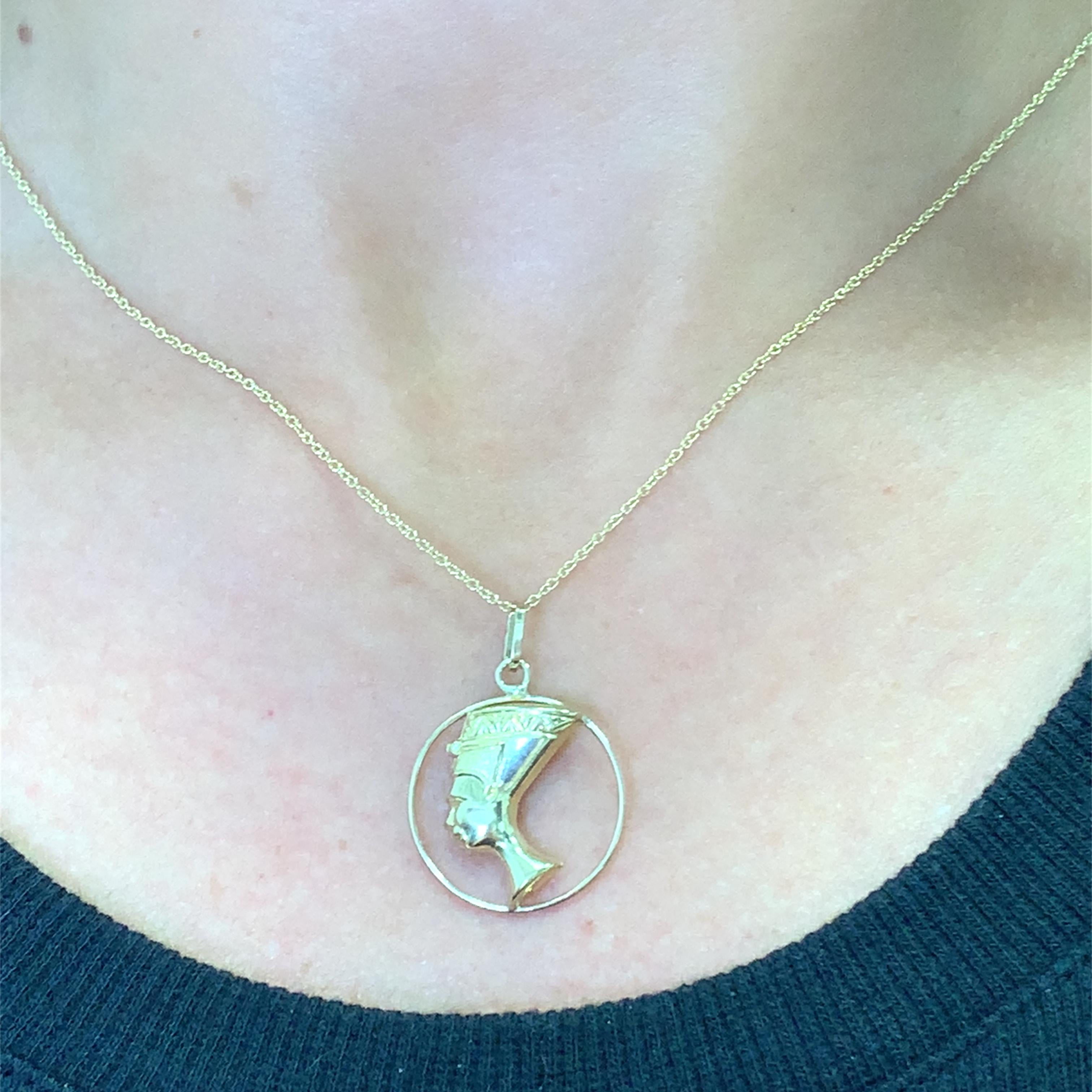 Exprimez un charme royal avec ce collier à pendentif Néfertiti en or jaune. Cette pièce intemporelle, qui capture l'élégance de l'emblématique reine égyptienne, ajoute une touche d'allure antique à tout ensemble. La finition polie du collier lui