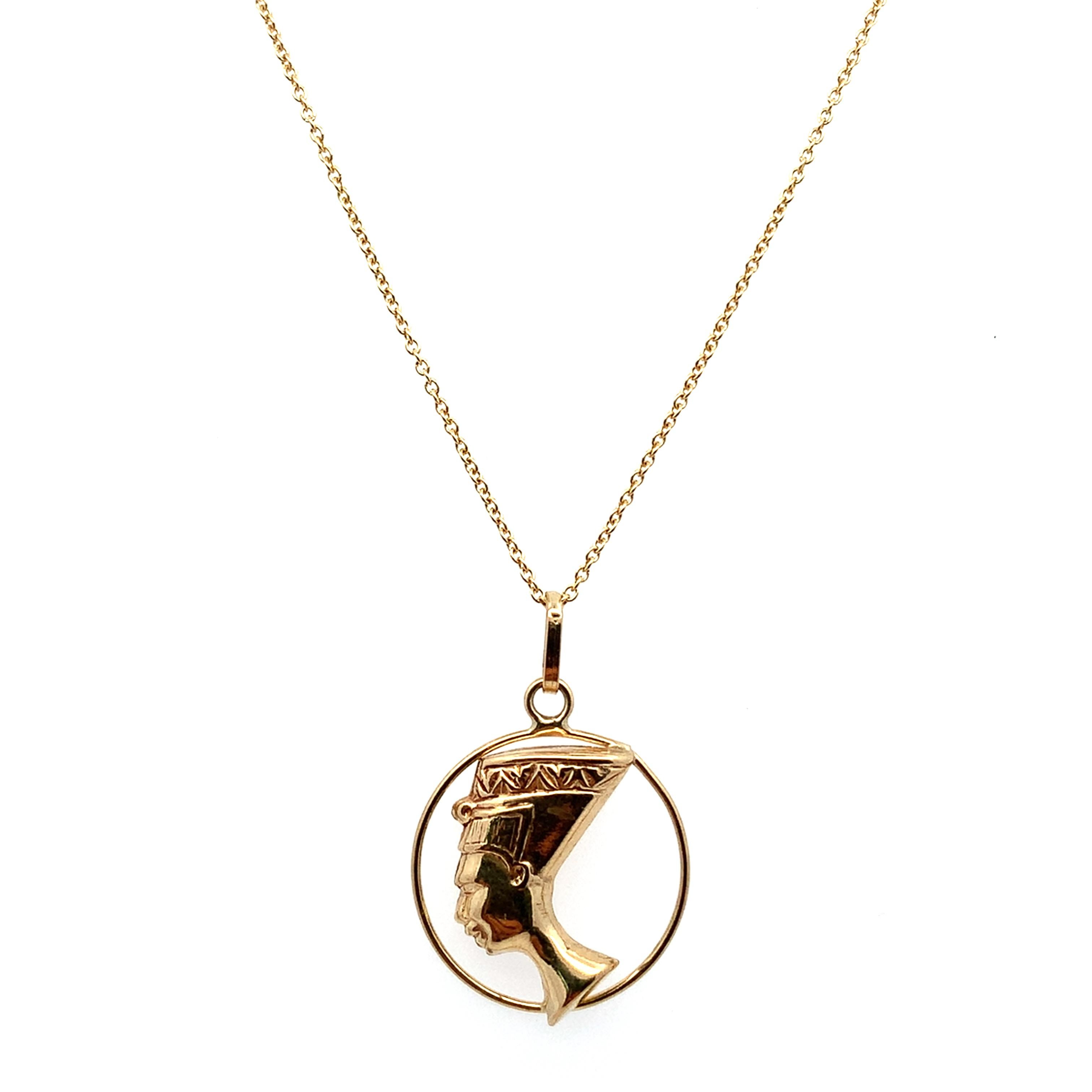 Collier pendentif Néfertiti égyptienne en or jaune Neuf - En vente à London, GB