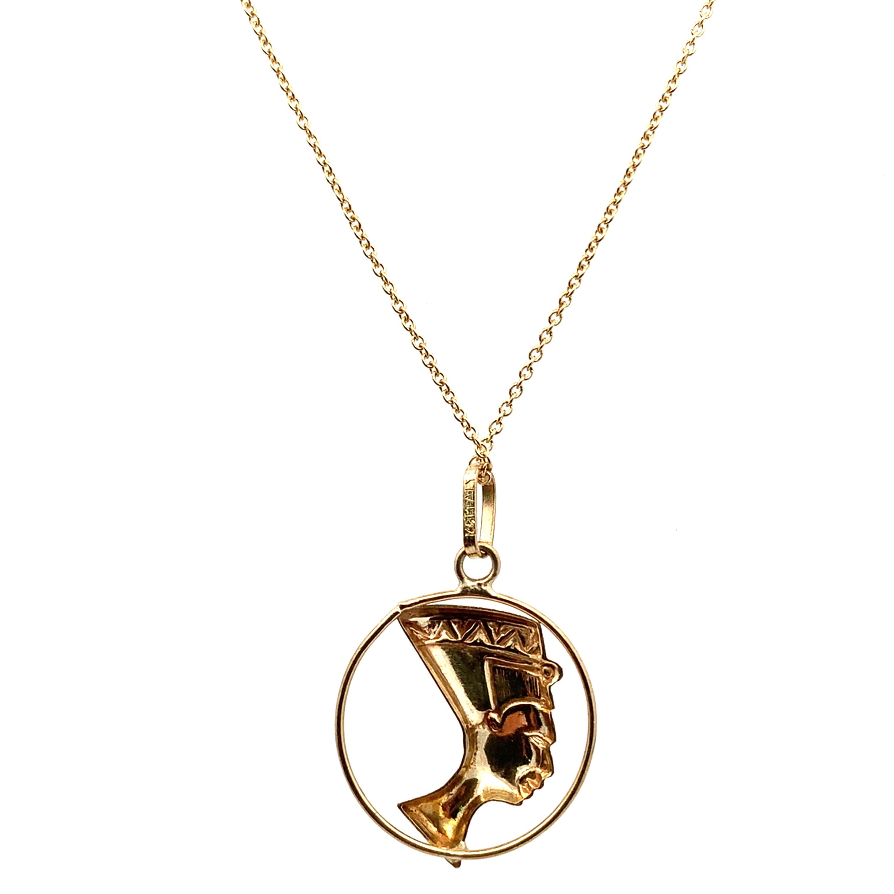 Collier pendentif Néfertiti égyptienne en or jaune Unisexe en vente