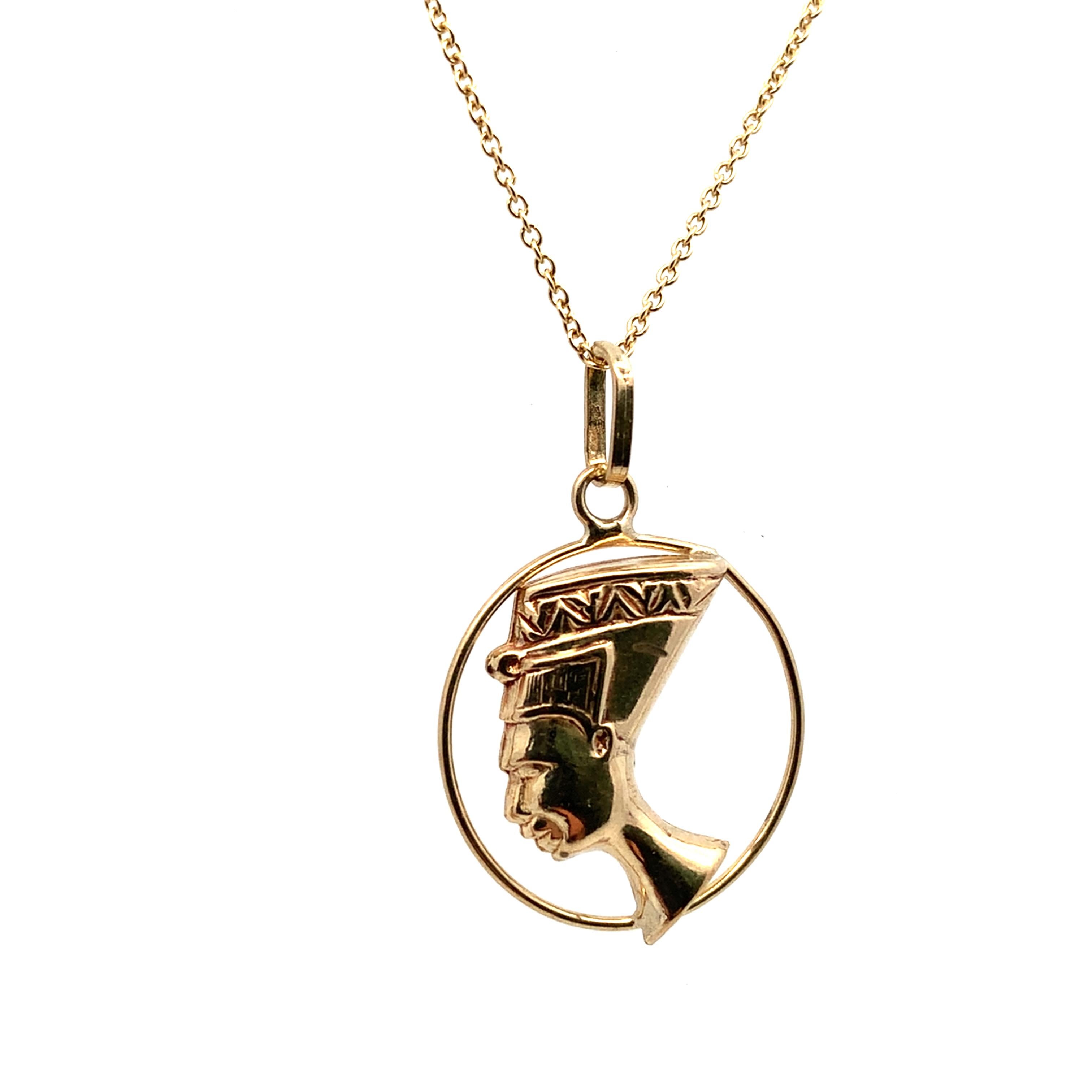 Collier pendentif Néfertiti égyptienne en or jaune en vente 1