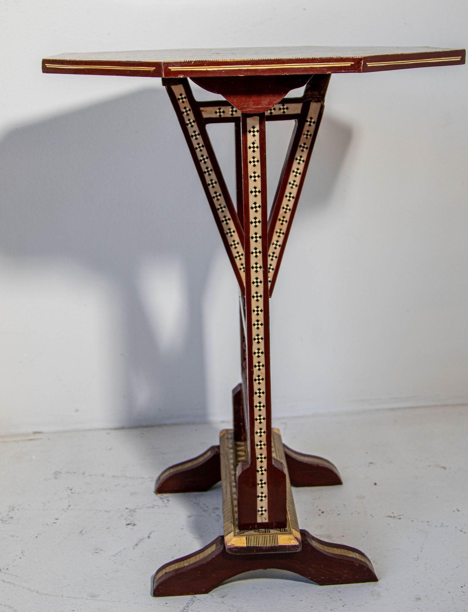 Table d'appoint octogonale égyptienne Table mauresque marquetée à plateau basculant 1950s en vente 2