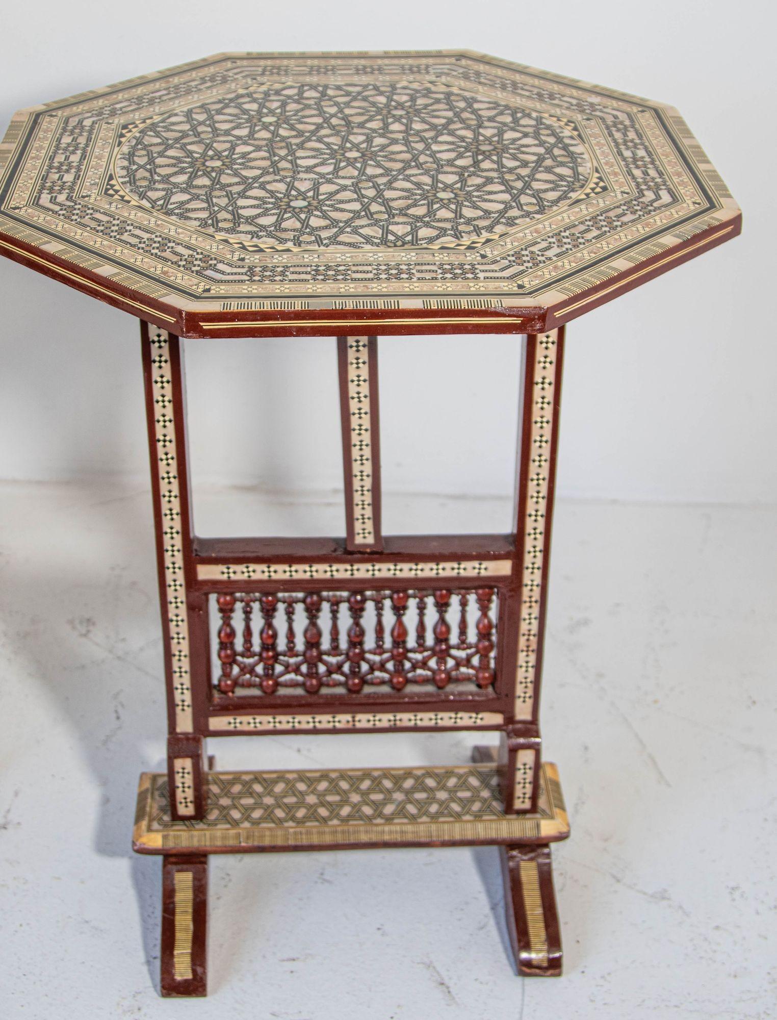 Table d'appoint octogonale égyptienne Table mauresque marquetée à plateau basculant 1950s en vente 3