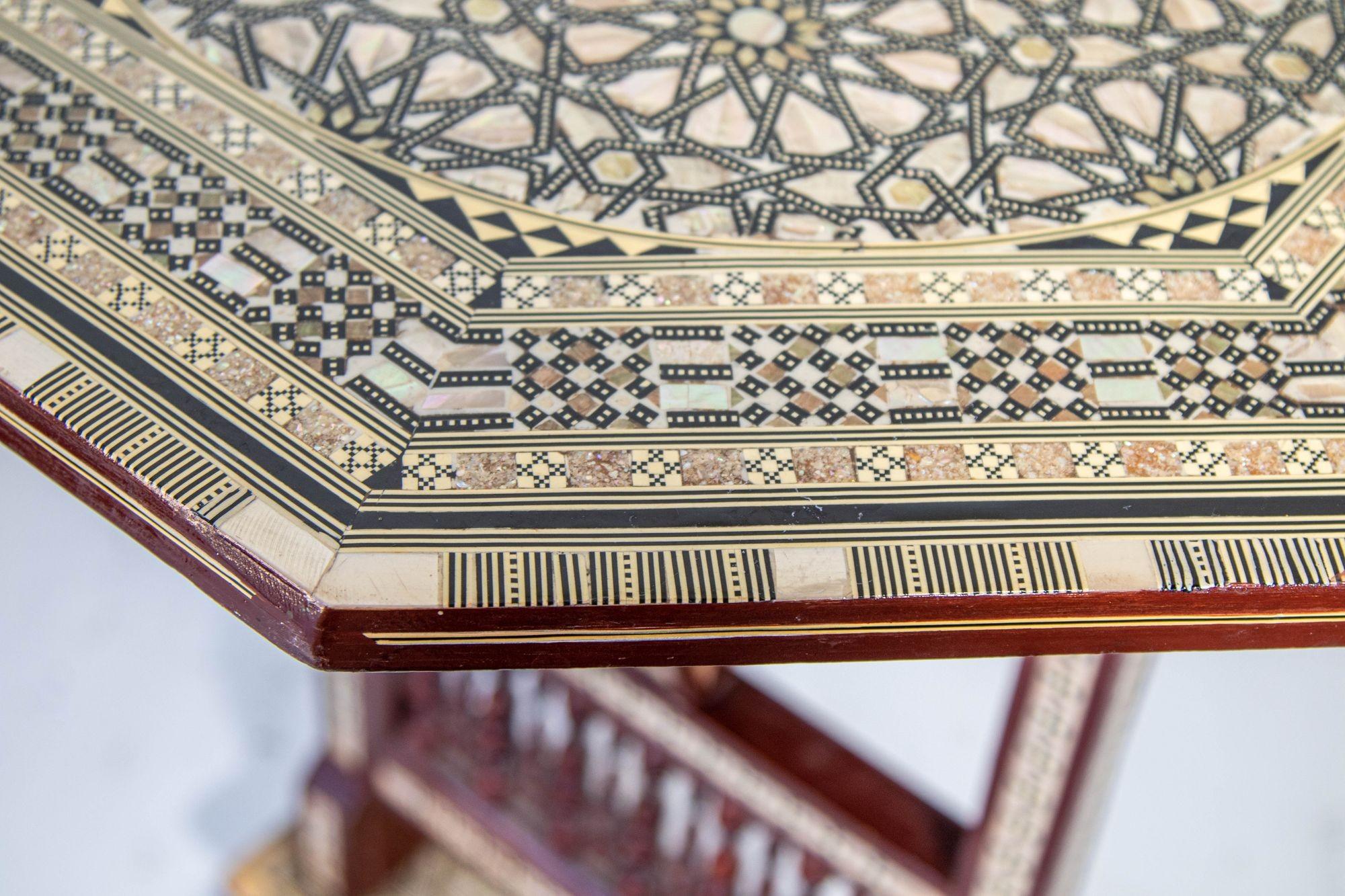 Table d'appoint octogonale égyptienne Table mauresque marquetée à plateau basculant 1950s en vente 4