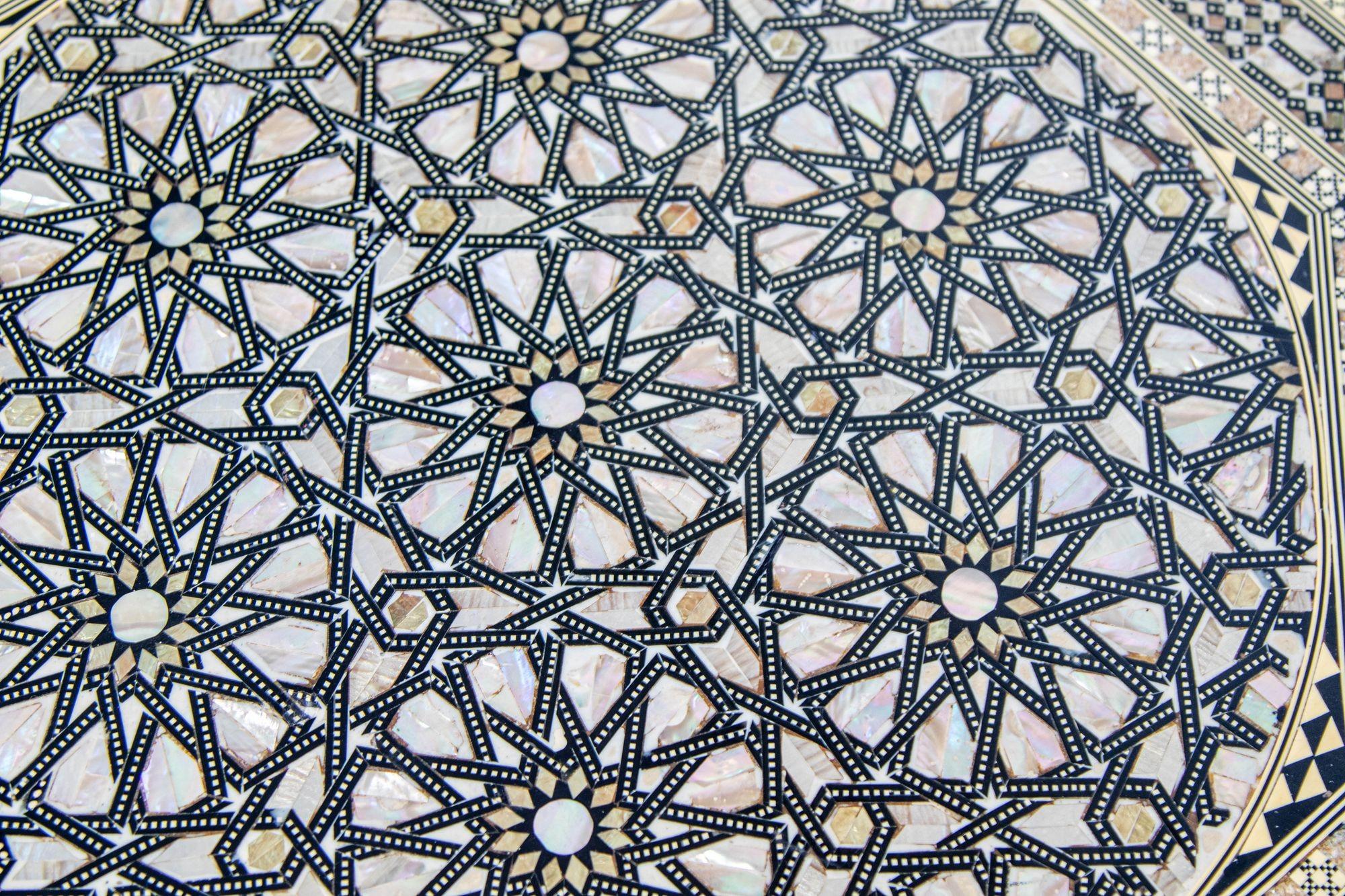 Table d'appoint octogonale égyptienne Table mauresque marquetée à plateau basculant 1950s en vente 5
