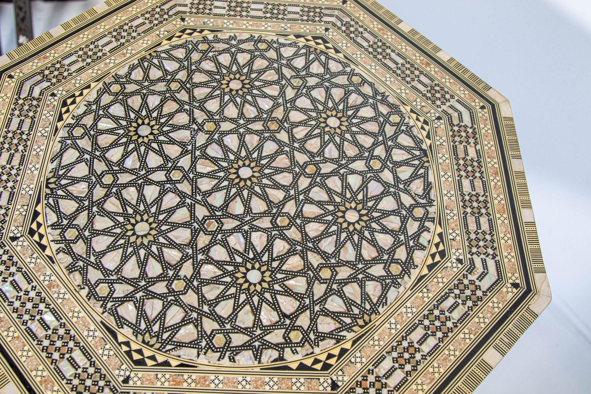 Table d'appoint octogonale égyptienne Table mauresque marquetée à plateau basculant 1950s en vente 6